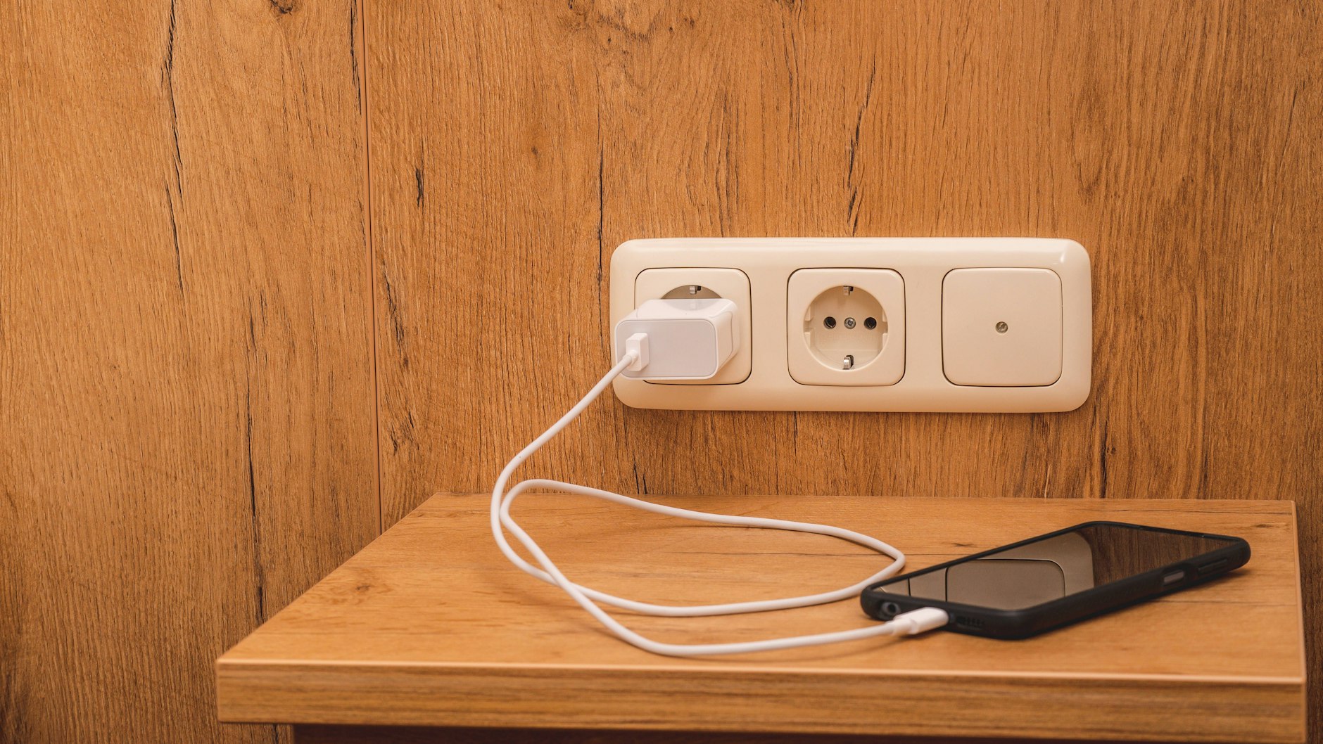 Das Smartphone sollte besser nicht im Schlafzimmer aufgeladen werden - dafür gibt es gleich mehrere Gründe.