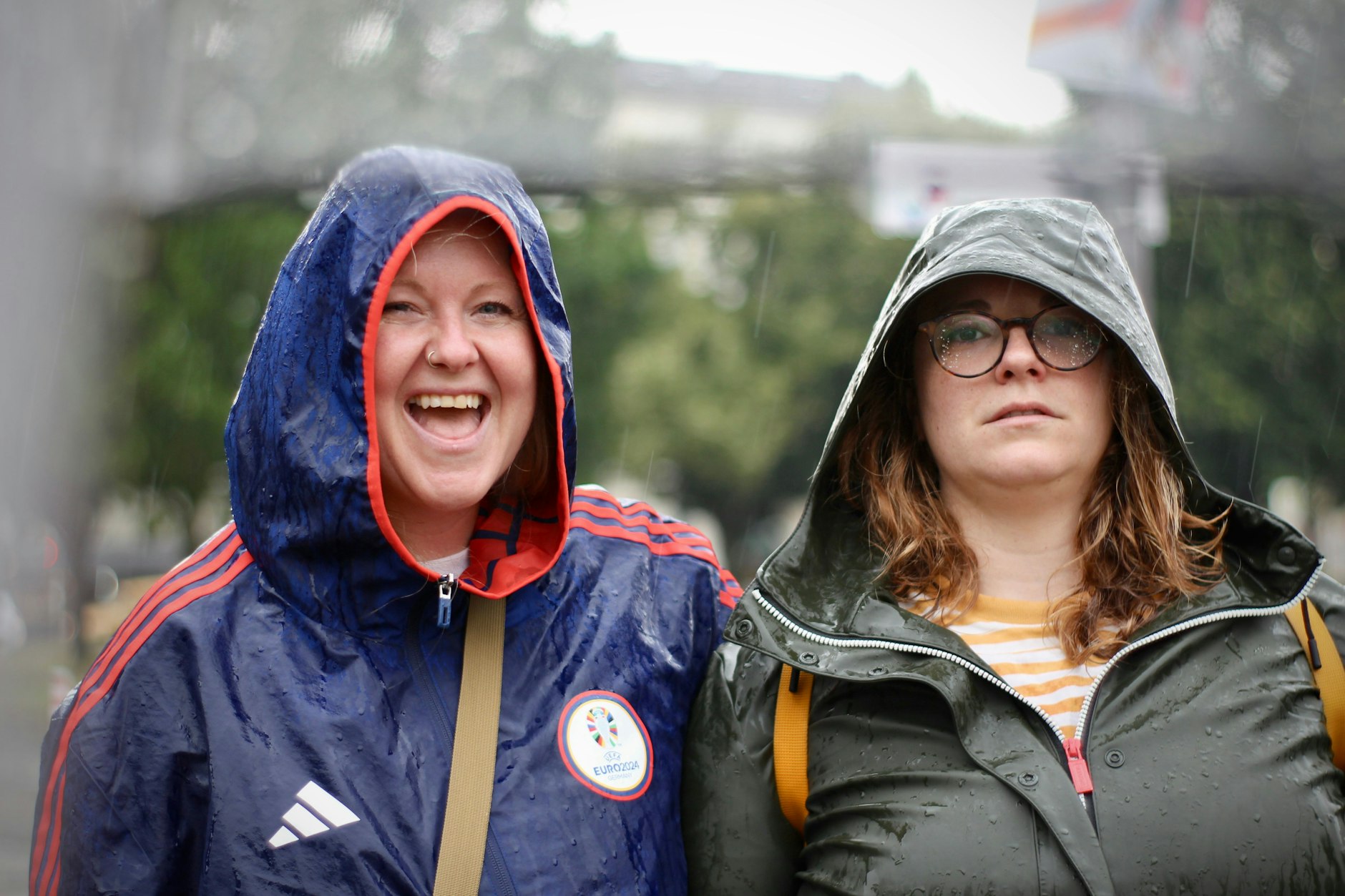 Zwei muntere EM-Fußball-Touristen aus England trifft der KURIER bei strömendem Regen: Robyn (37) und Sarah (40) Ellis-Johnson aus Manchester.