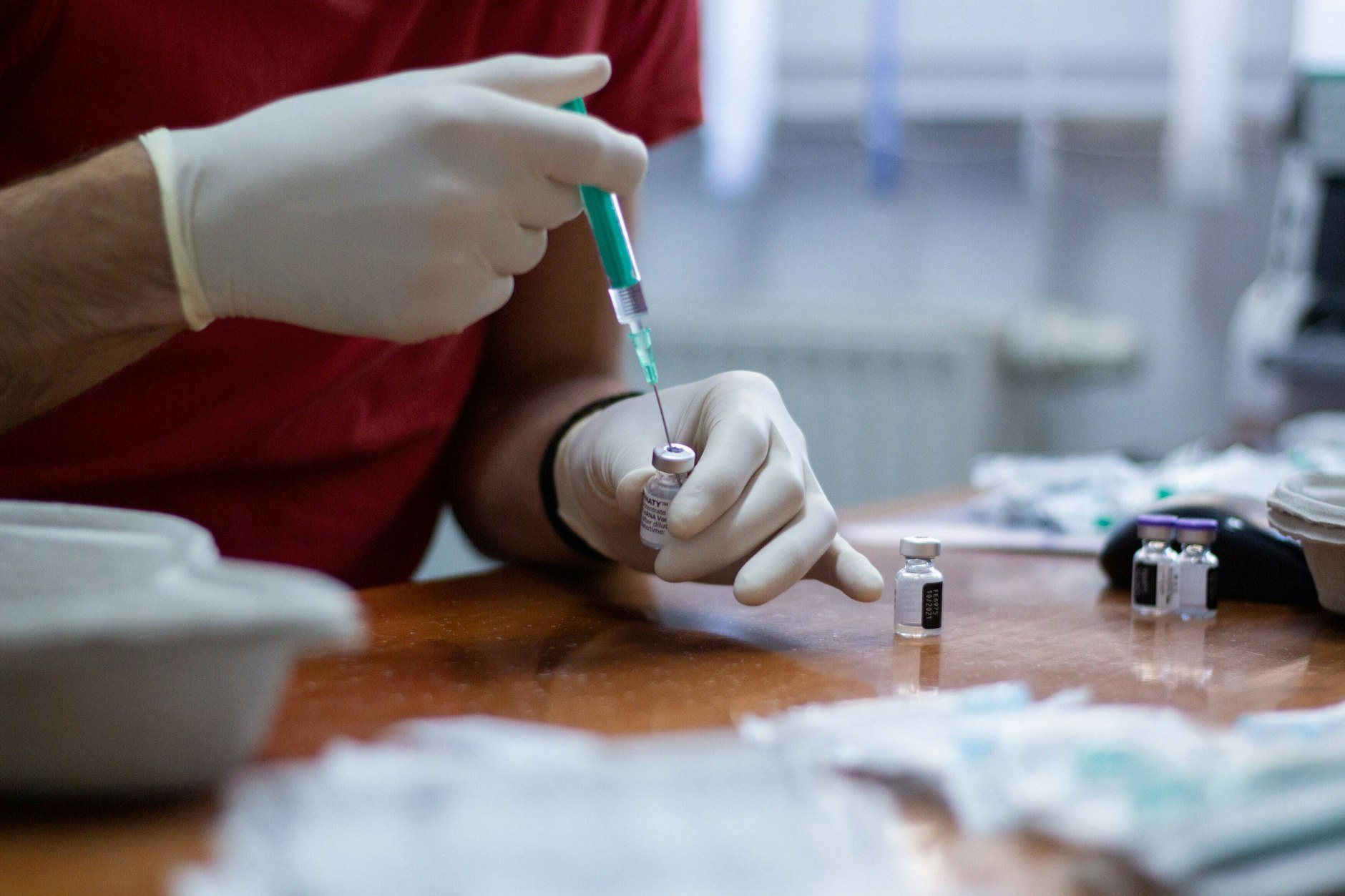 Impfung gegen Covid-19 in einer Hausarztpraxis, 2021.