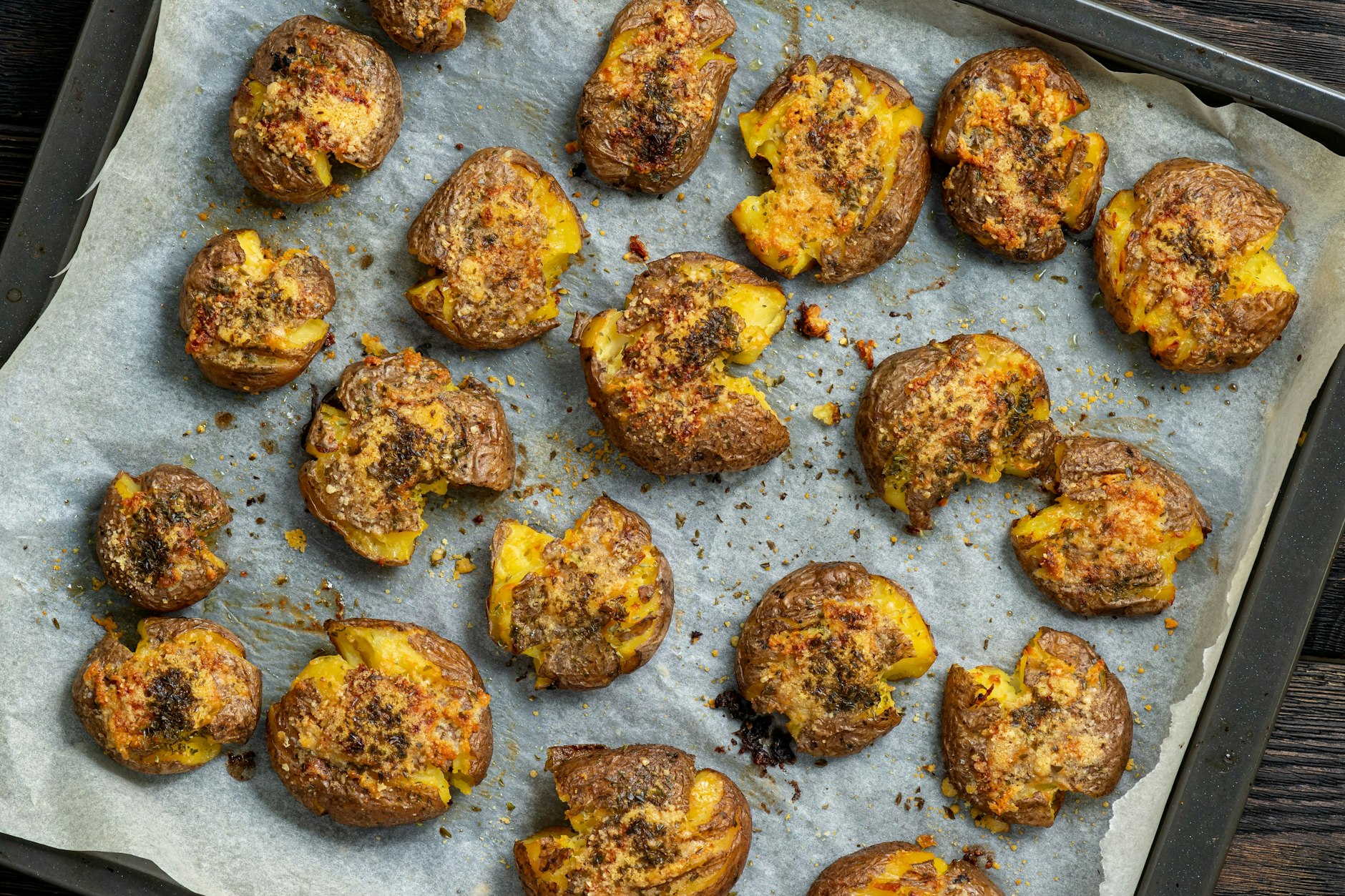 Solche angerösteten Kartoffeln bilden die Grundlage für unser Rezept für Bratkartoffel-Salat.