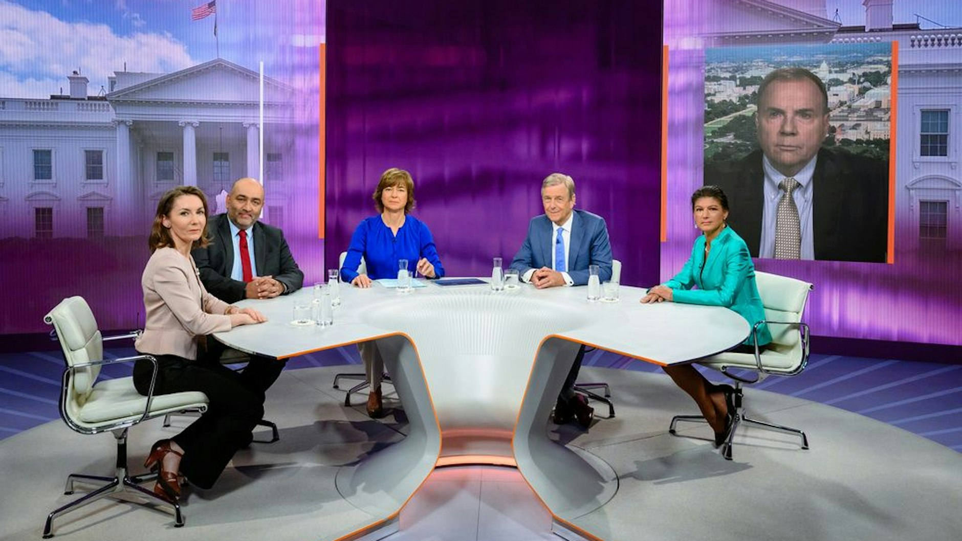 Neben Wagenknecht und Major nahmen auch der Ex-Heute-Moderator Claus Kleber, Grünen Chef Omid Nouripur und Ex-US-General Ben Hodges teil.