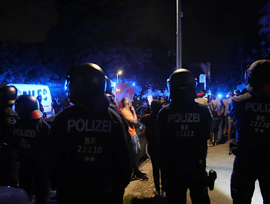 In Gesundbrunnen wurde am Dienstagnachmittag ein Mann mit einem Messer getötet. Danach musste eine Einsatzhundertschaft der Polizei am Tatort für Ordnung sorgen.