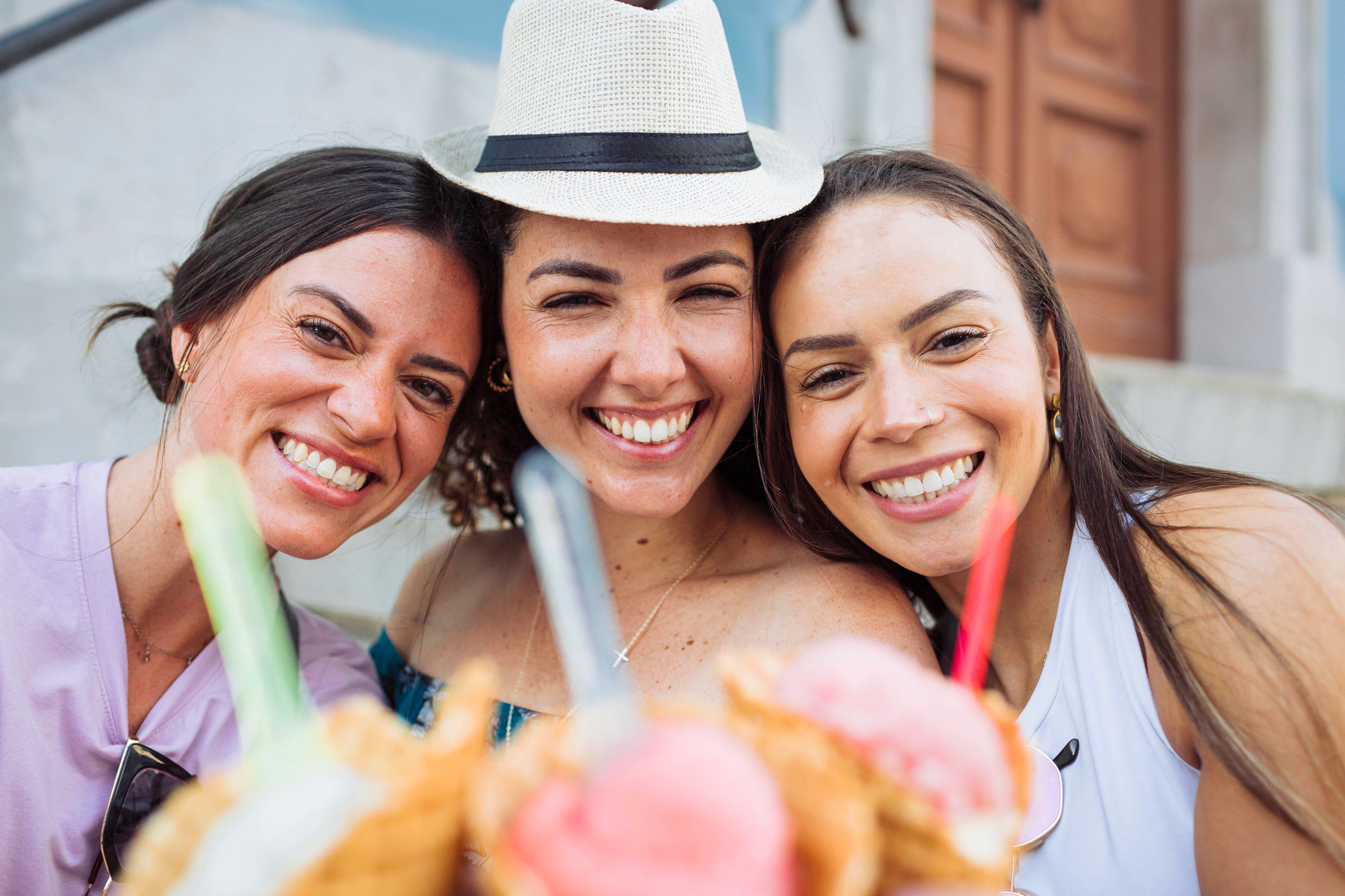 Laut Horoskop: Drei Sternzeichen sind im August besonders sozial