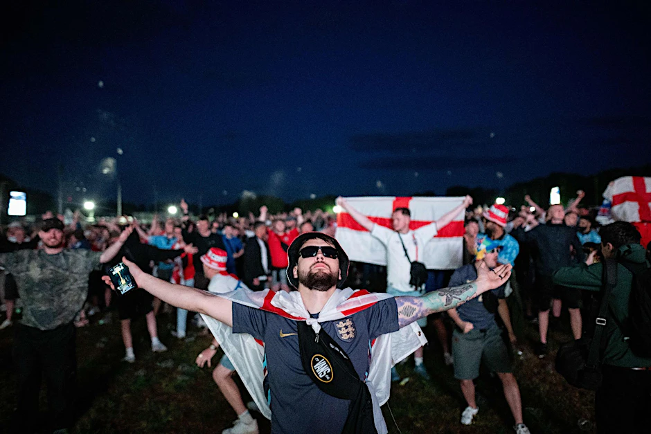 Abreise der Fans nach dem EM-Spiel zwischen England und Serbien in Gelsenkirchen.
