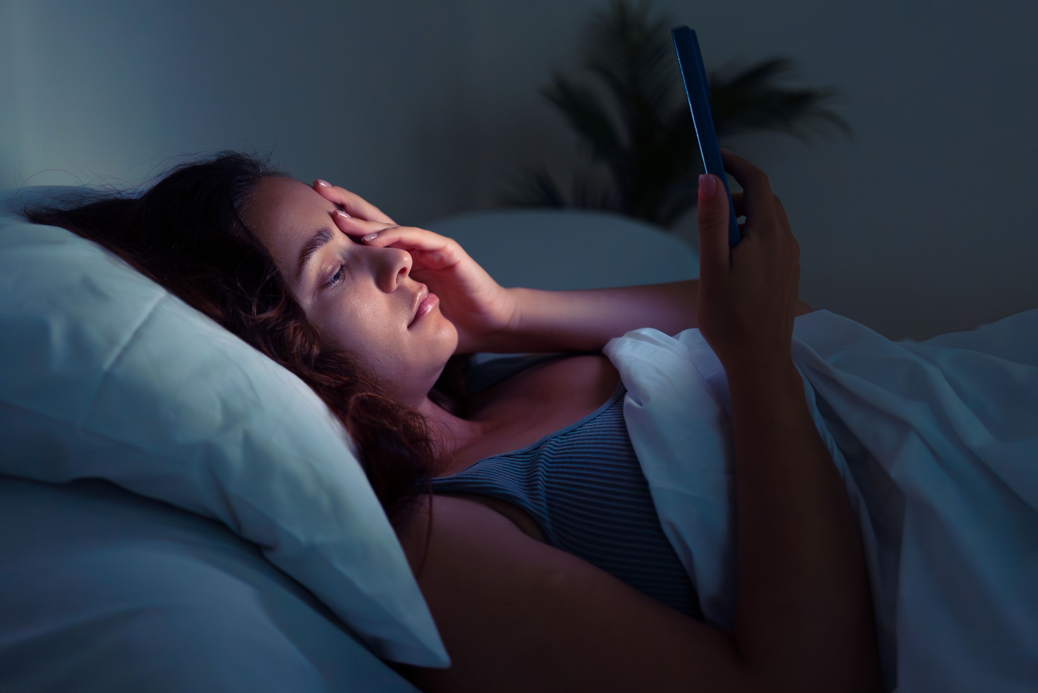 Vorsicht, Gefahr! Darum sollten Sie Ihr Handy NIEMALS im Bett aufladen