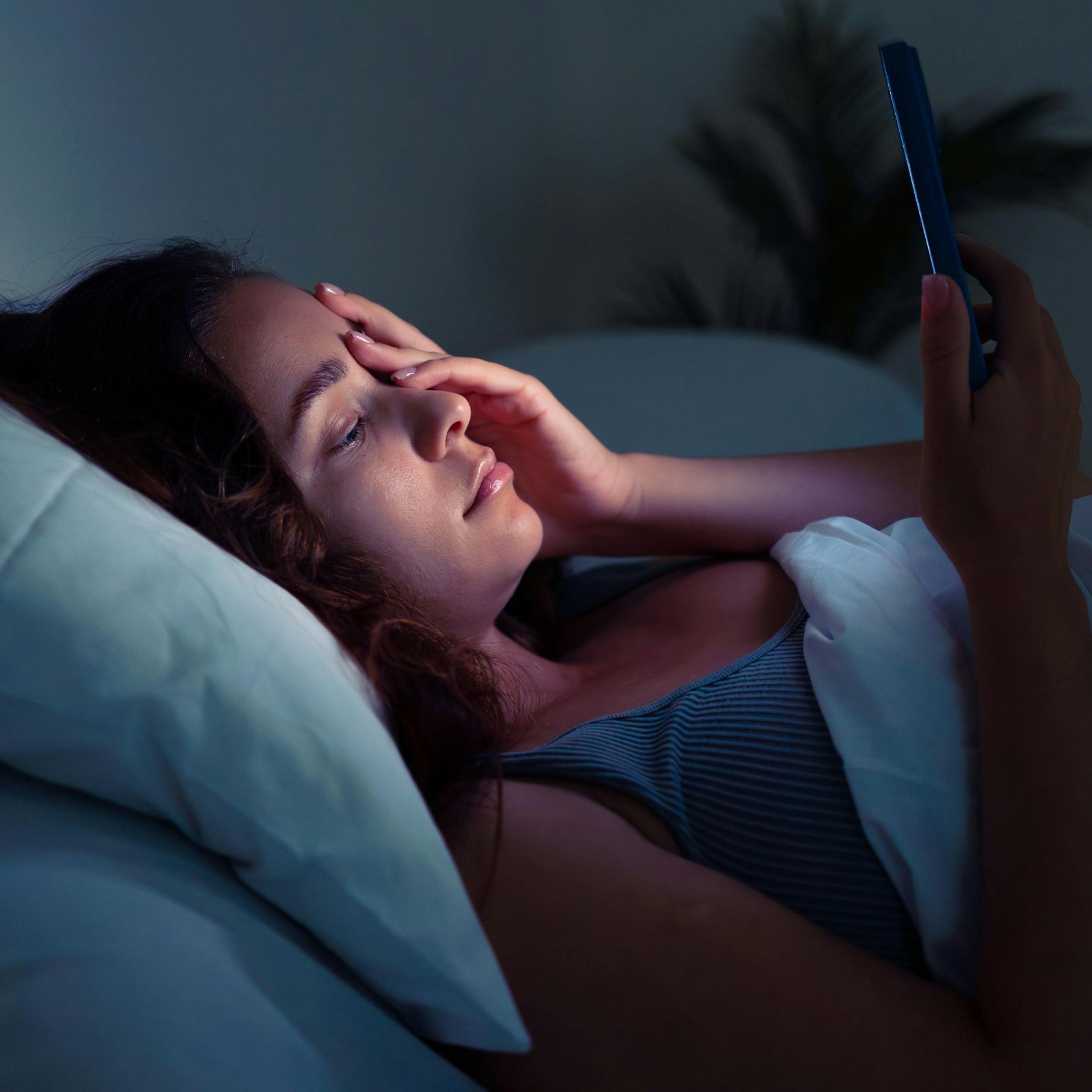 Vorsicht, Gefahr! Darum sollten Sie Ihr Handy NIEMALS im Bett aufladen