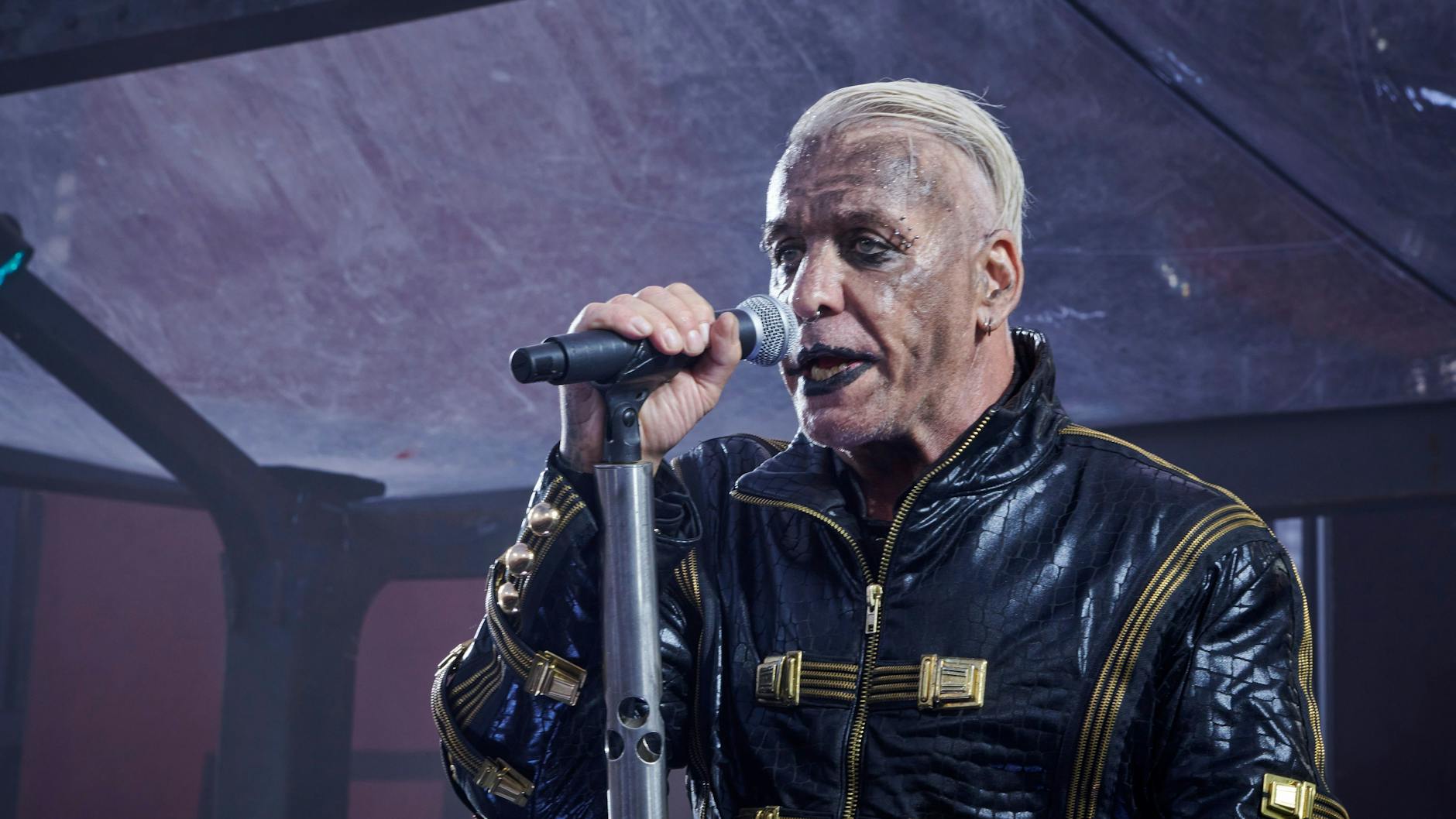 Till Lindemann ist der Frontmann von Rammstein - und zeigt auf der Bühne vor allem seine harte Schale.