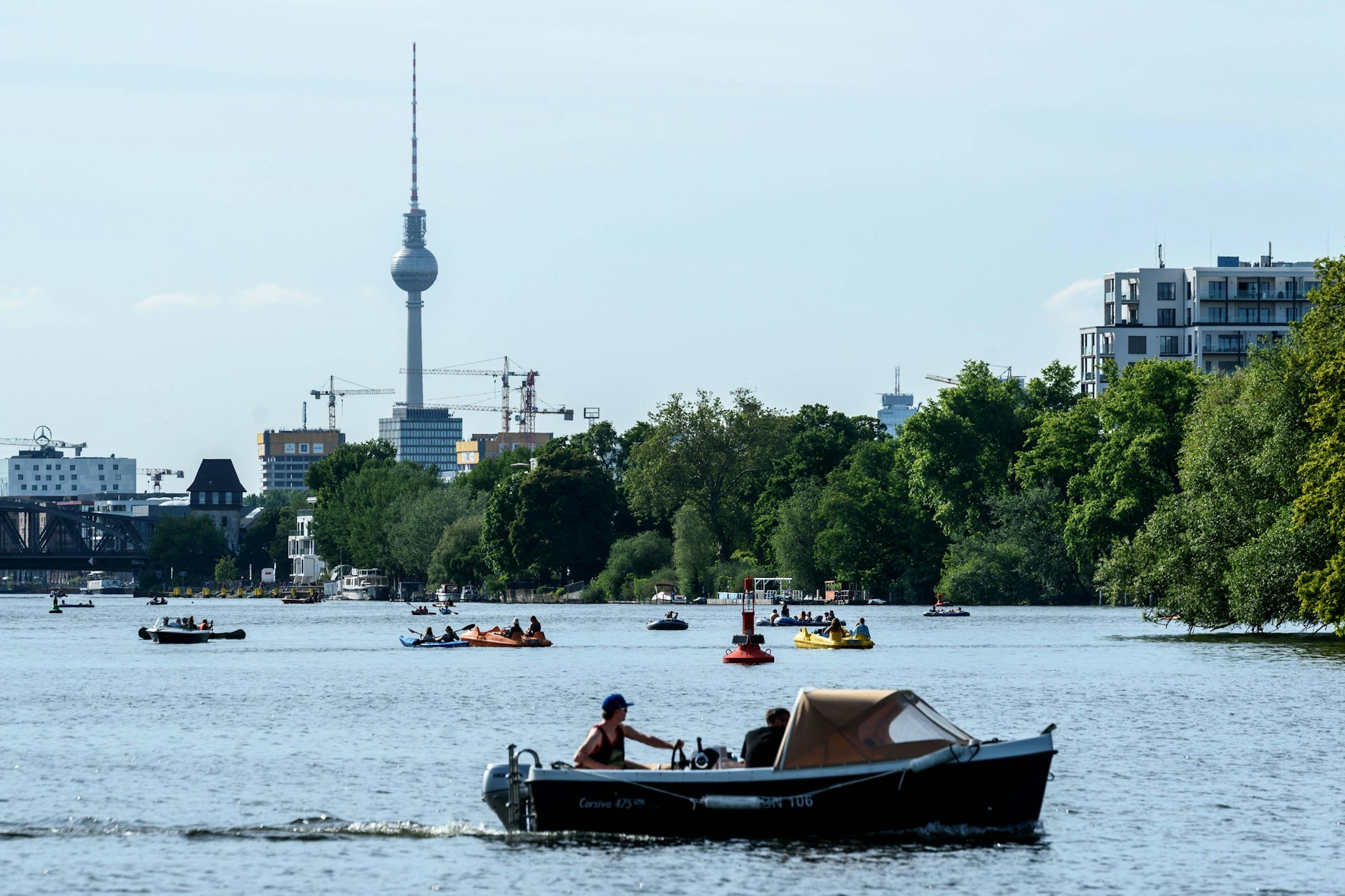 Auf der Spree am Treptower Park wird’s gerne mal voll. Kein Wunder, bei diesen Ausblicken.