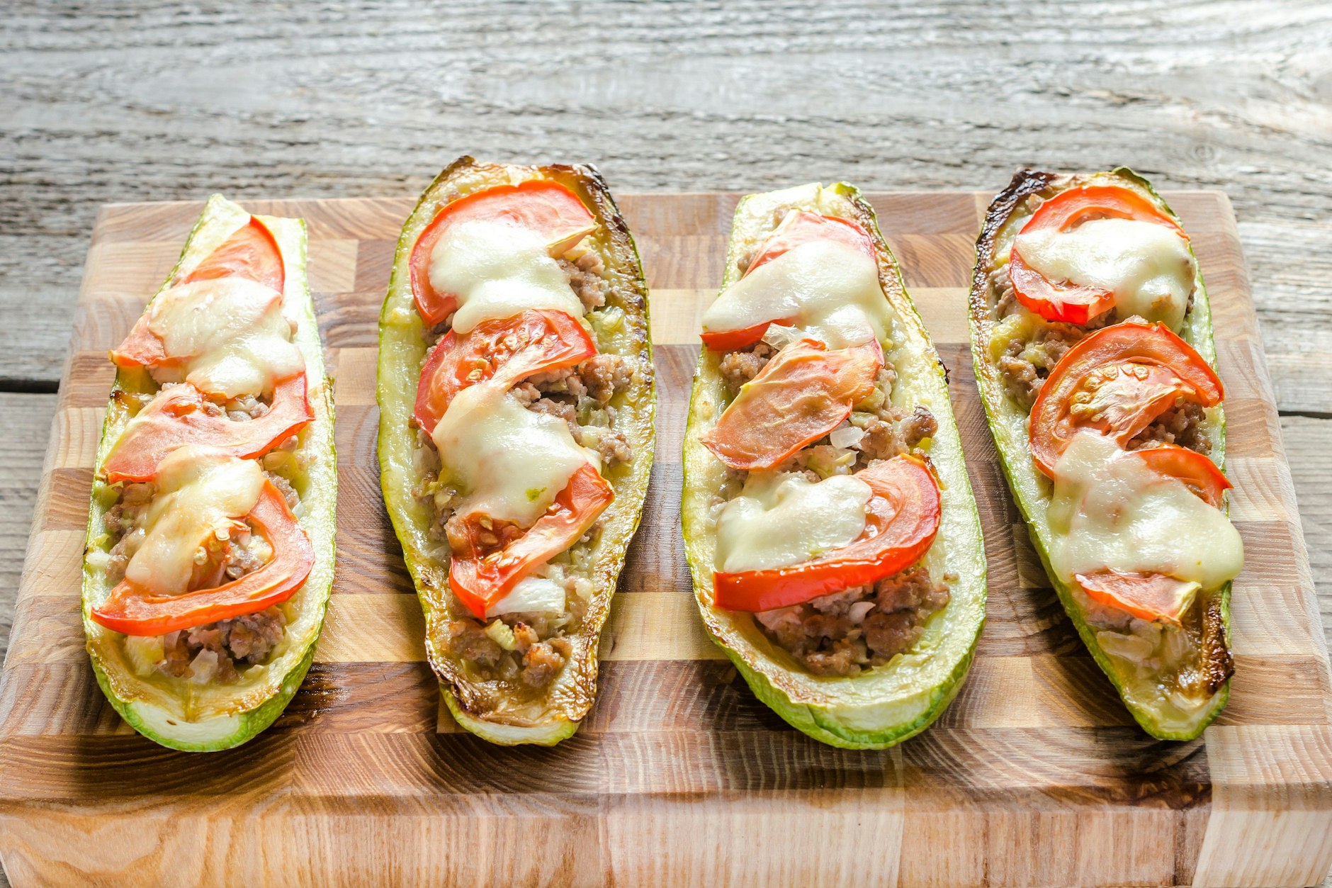 Das Rezept für gefüllte Zucchini begeistert die ganze Familie. 
