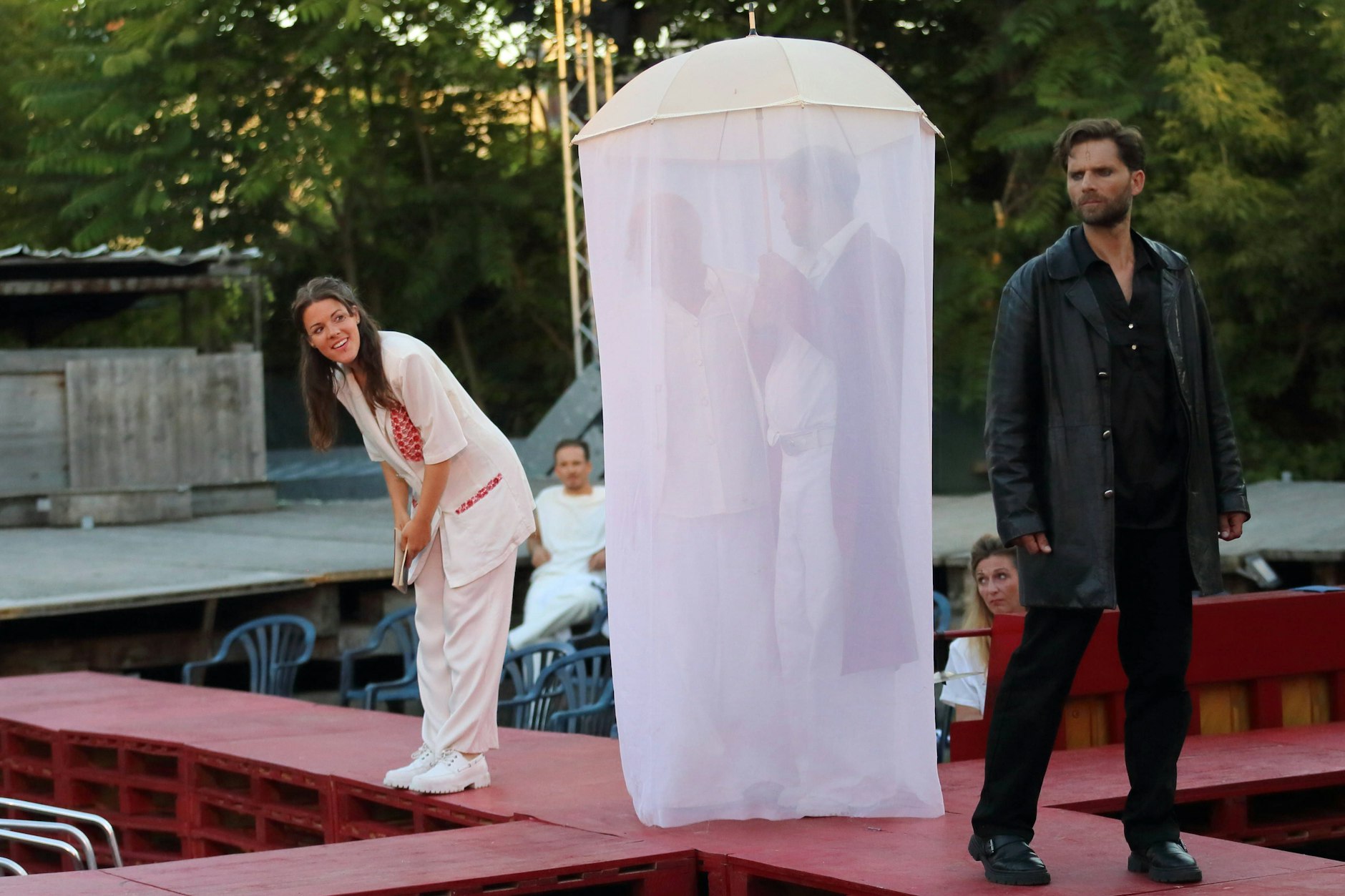 Hinten Helena Krey als Ophelia, vorn Benjamin Krüger als Hamlet – dazwischen, unsichtbar: Polonius und Claudius (Peter Beck und Uwe Neumann, v.l.)