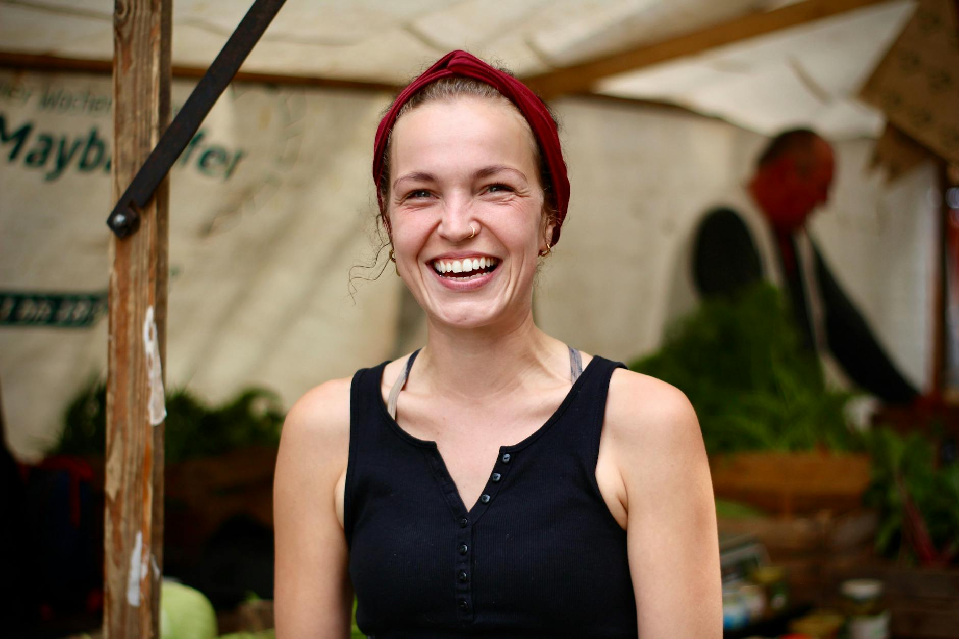 Die fröhliche Anne Magoltz von Spreewald Landwaren verkauft heute schönes Gemüse an hungrige Berliner – heute Abend wird sie wegen des Regens ihren Garten auf Nacktschnecken durchsuchen.