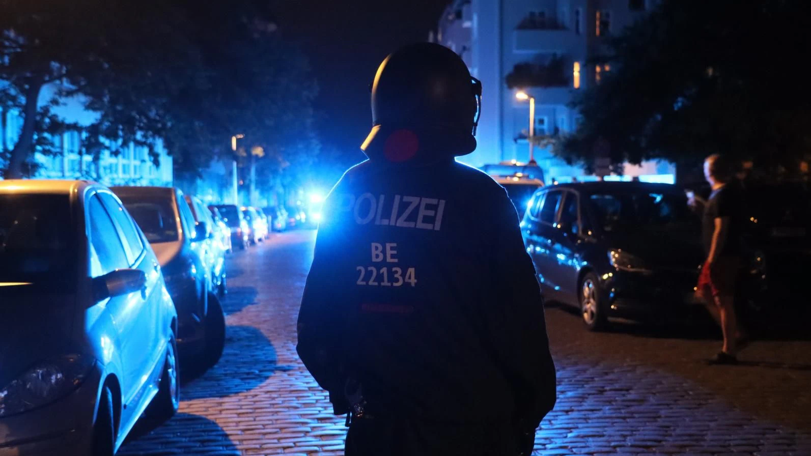 Dutzende Polizisten mussten nach dem Messer-Mord in Gesundbrunnen dafür sorgen, dass die Ermittlungen nicht behindert werden.