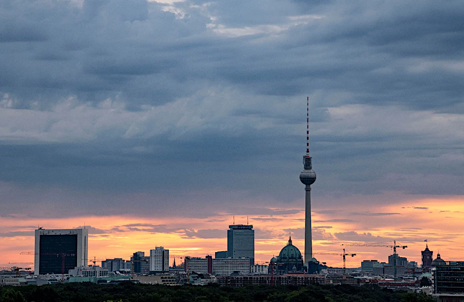 Dunkle Wolken hängen am frühen Morgen über dem Berliner Fernsehturm.