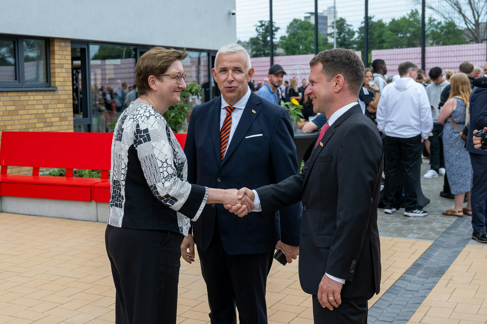 Klara Geywitz, die Bundesministerin für Wohnen, Stadtentwicklung und Bauwesen (l.), Klubpräsident Dirk Zingler und Lutz Munack, Geschäftsführer Frauen-, Nachwuchs- und Amateurfußball bei Union, feiern die Eröffnung des Trainingszentrums Oberspree.