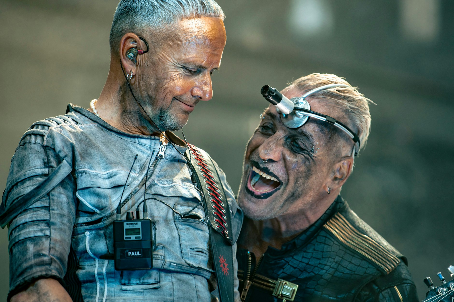 Die Mitglieder von Rammstein haben auch nach jahrelanger Karriere noch Spaß auf der Bühne. Hier: Gitarrist Paul Landers und Frontmann Till Lindemann.
