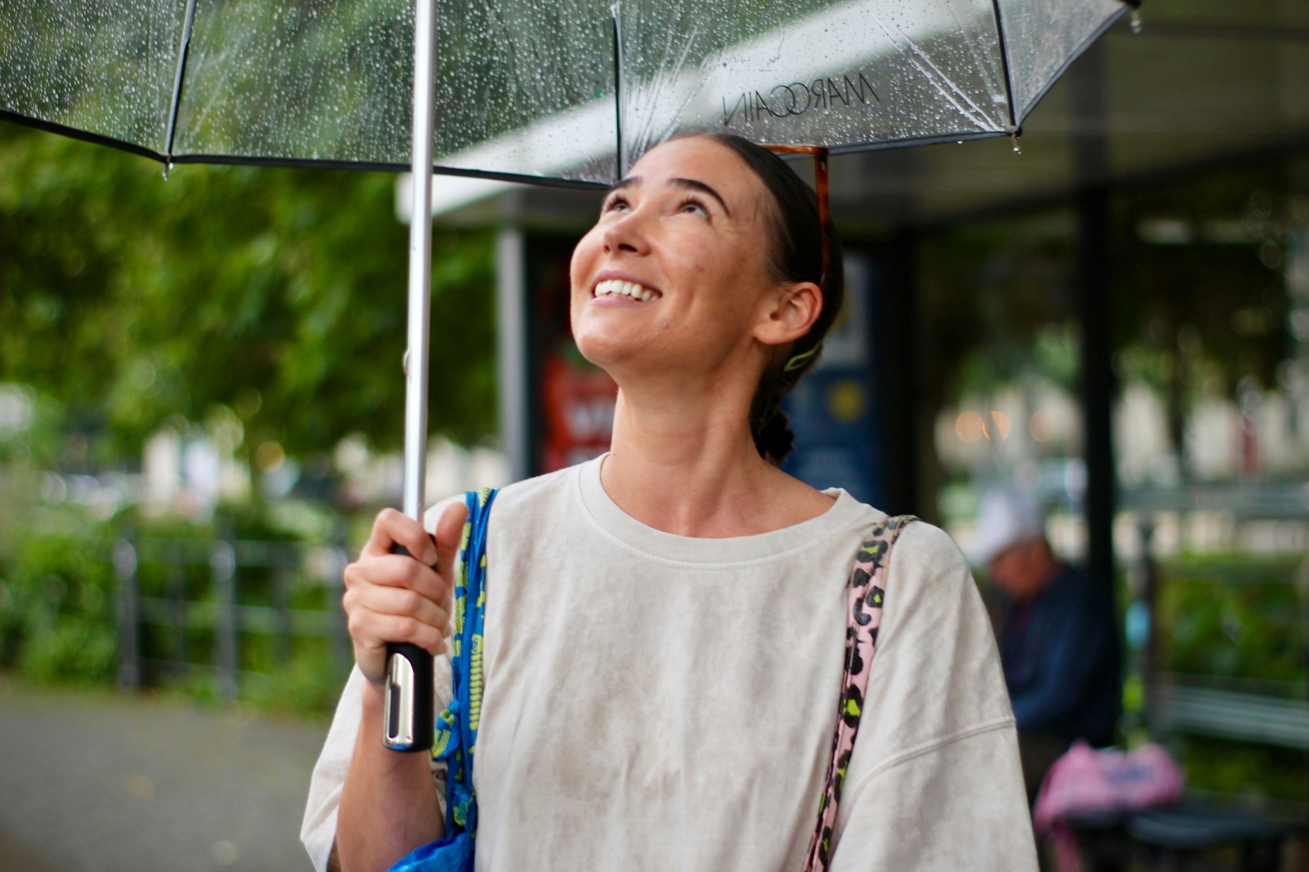Australierin Nina Oswald (34) aus Neukölln wurde vom Regen überrascht: „Uuuuups“