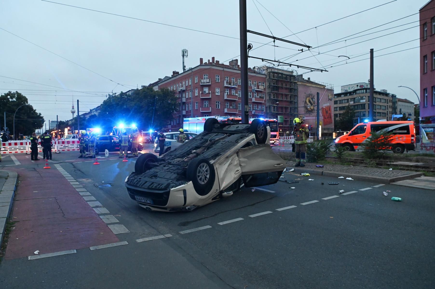 Image - Tragisches Ende einer Partynacht: Taxi landet bei Unfall auf dem Dach