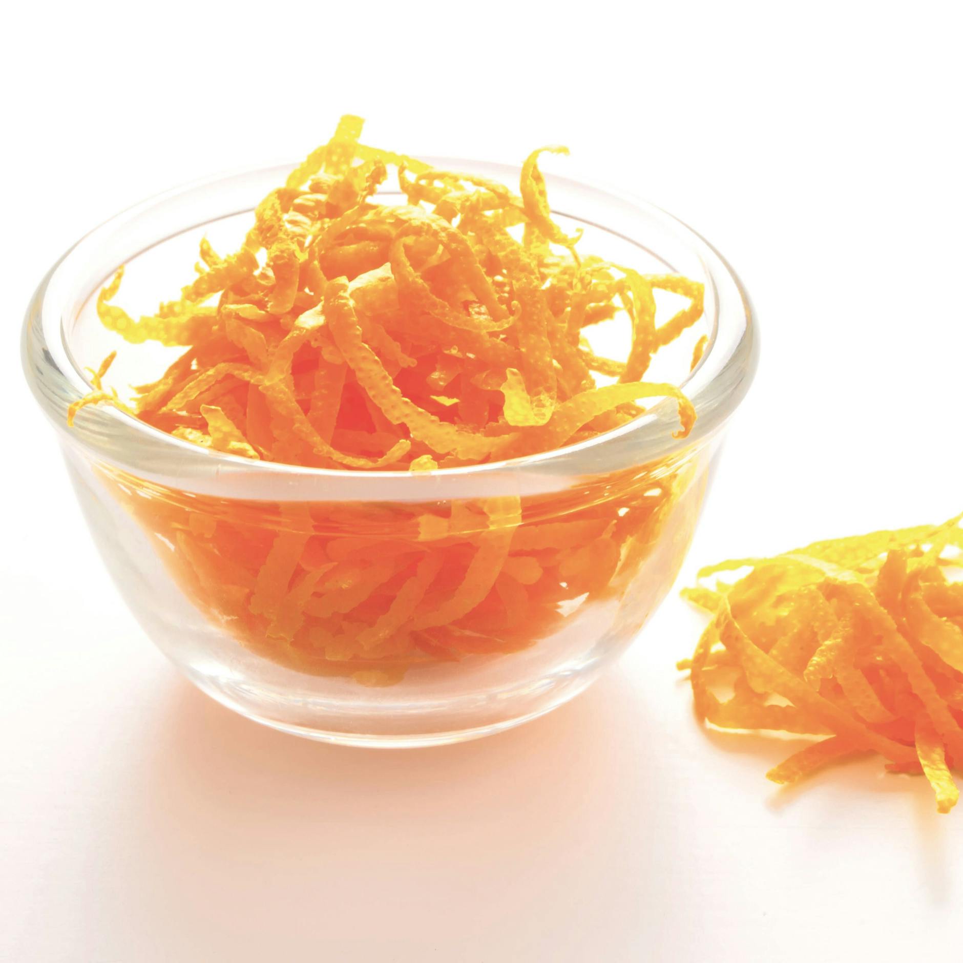 Für die Hähnchenkeulen mit Orangensauce benötigen Sie den Abrieb von Orangenschalen. 