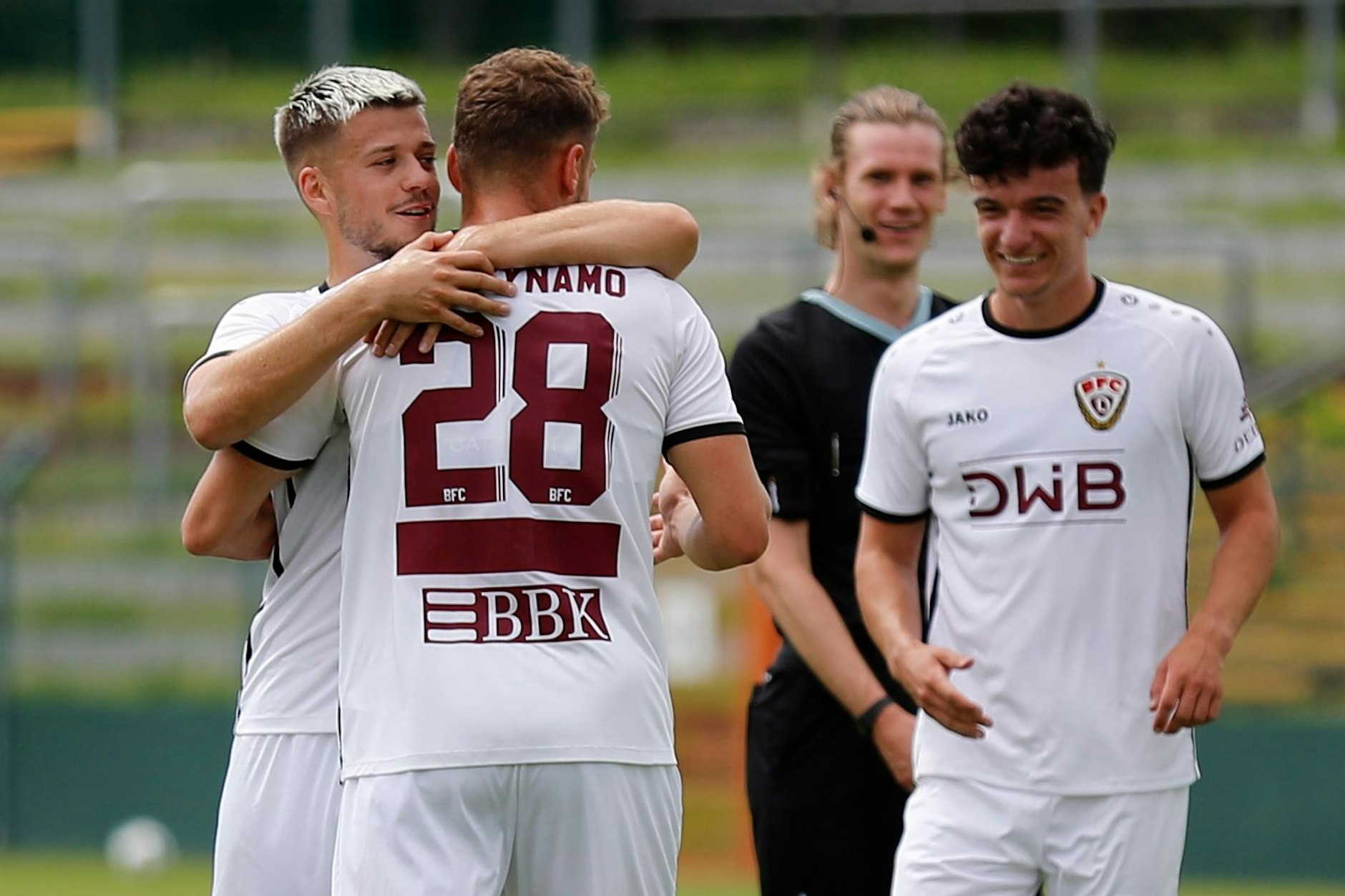 Gleich mittendrin und nicht nur dabei: Die Neuzugänge Ivan Knezevic (l.) und Henry-Jon Crosthwaite (r.) feiern 1:0-Schütze David Grözinger.