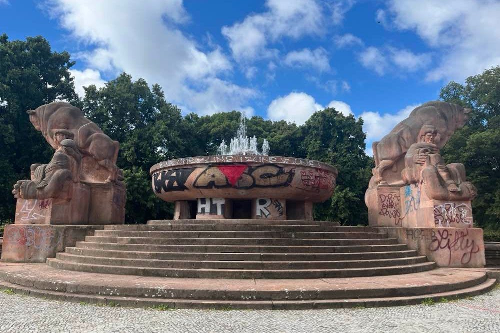 Seit Samstagmorgen prangen rote Hamas-Dreiecke am Stierbrunnen im Bötzowviertel.