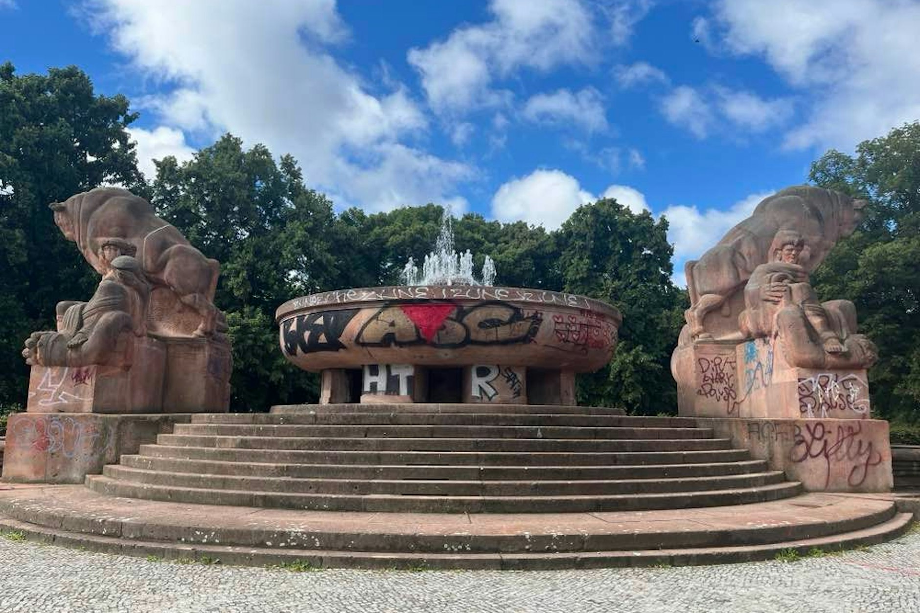 Seit Samstagmorgen prangen rote Hamas-Dreiecke am Stierbrunnen im Bötzowviertel.