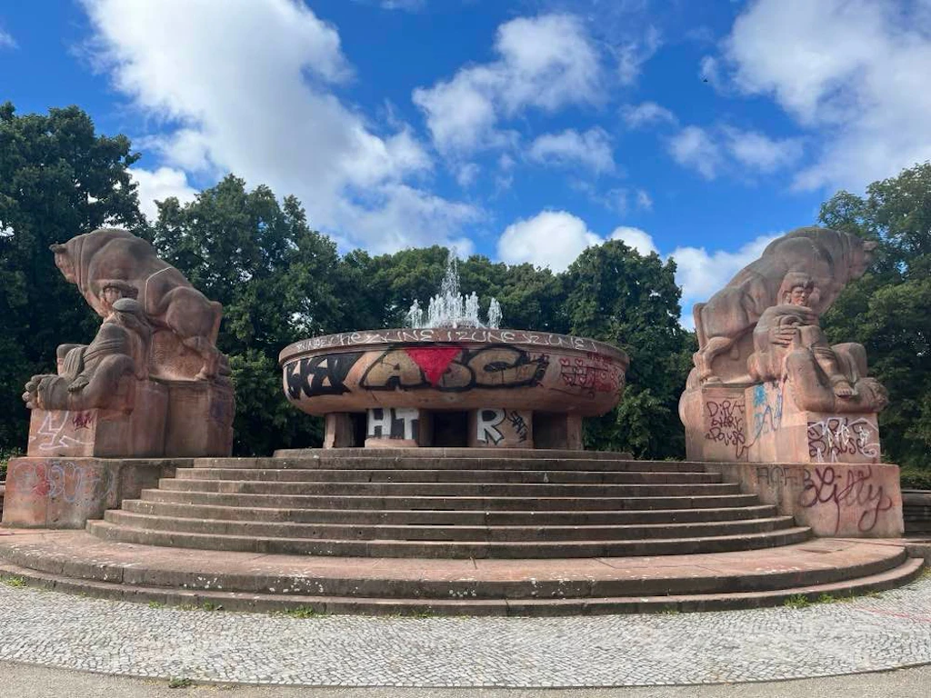 Prenzlauer Berg: Unbekannte beschmieren Stierbrunnen mit roten Hamas-Dreiecken