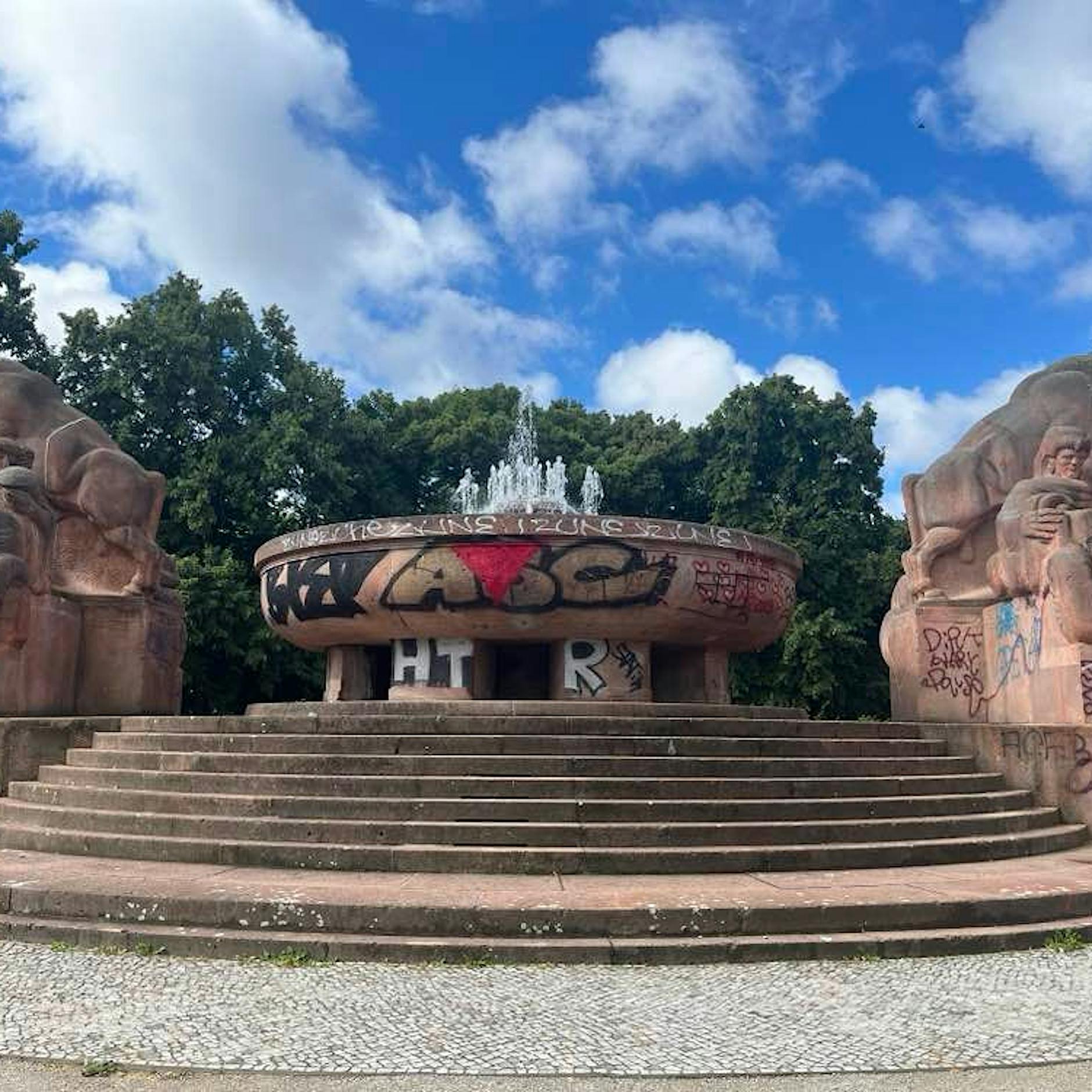 Hamas-Dreiecke in Prenzlauer Berg: Unbekannte beschmieren Stierbrunnen
