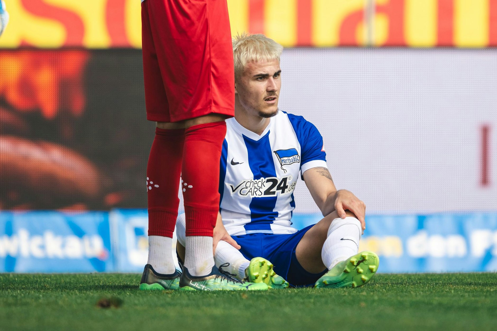Herthas Marten Winkler fasste sich kurz vor der Halbzeitpause beim Testspiel In Zwickau an den rechten Knöchel und sackte zusammen.