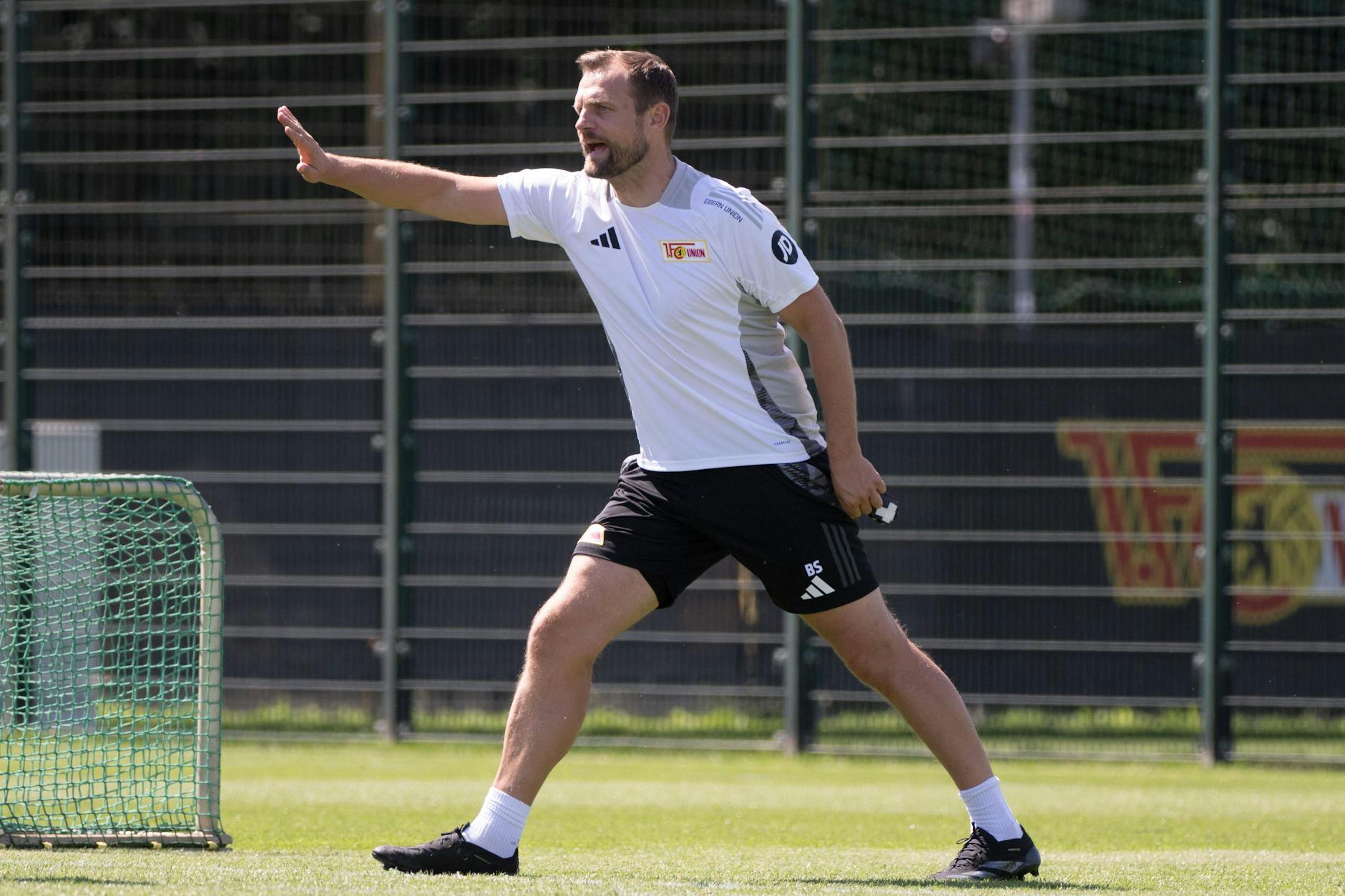 Hat klare Ideen: Bo Svensson /44), neuer Cheftrainer des 1. FC Union, zieht nach zwei Wochen Vorbereitung die Zügel an. 