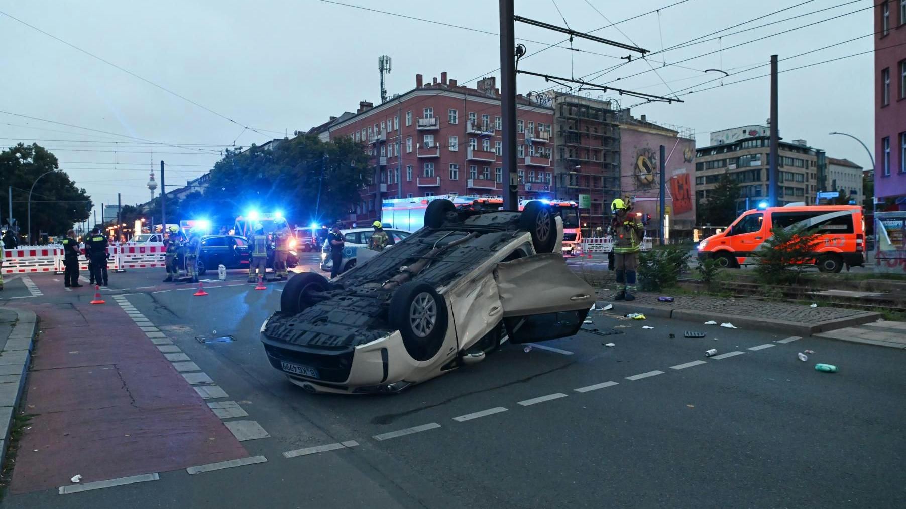 Die Feuerwehr musste das auf dem Dach liegenden Taxi nach dem Unfall bergen.