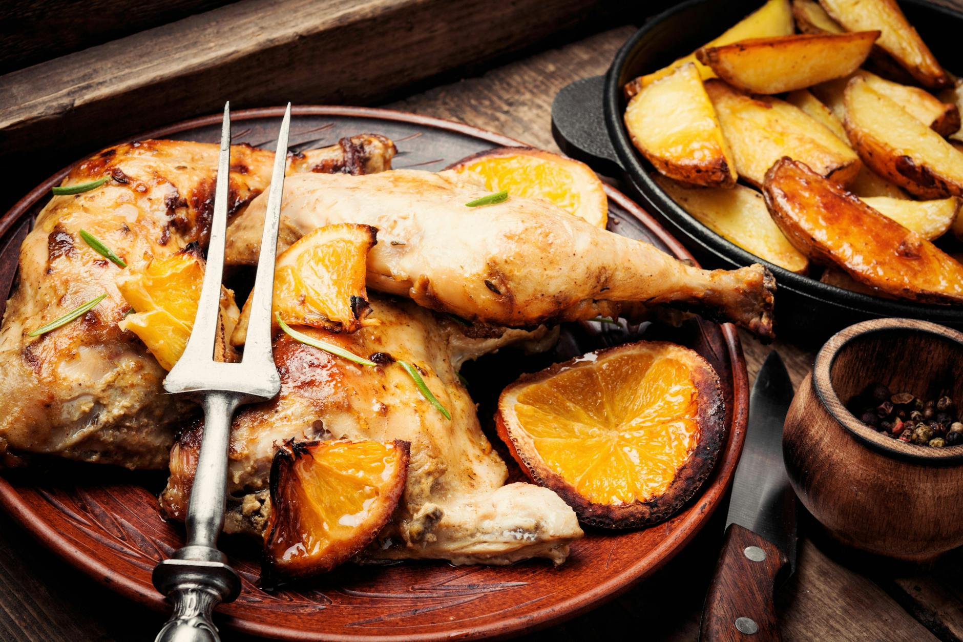 Hähnchenschenkel und Orangen sind ein aromatisches Paar: Probieren Sie unser Rezept. 