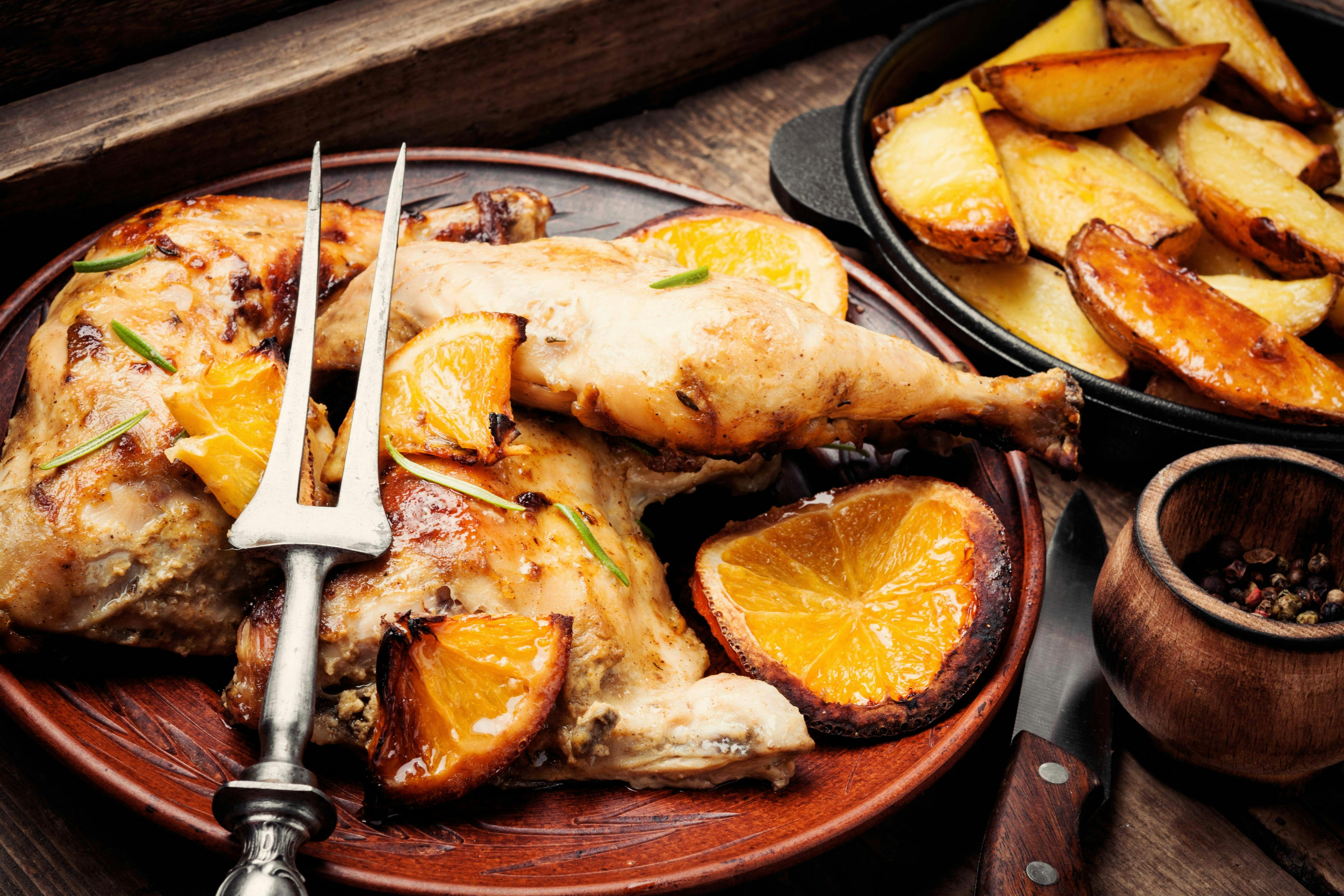 Leicht und lecker: Unser Rezept für Hähnchenkeulen mit Orangensauce