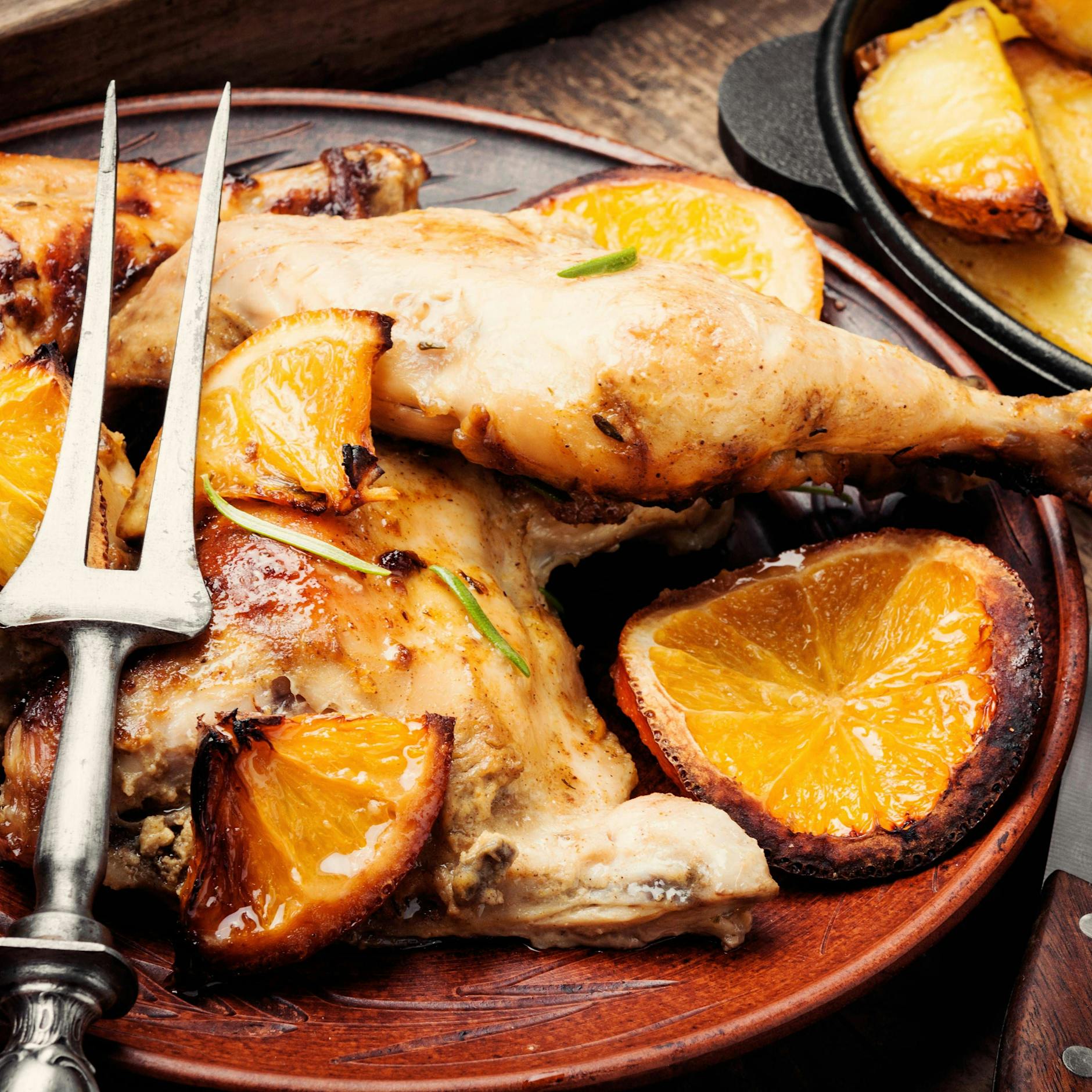 Leicht und lecker: Unser Rezept für Hähnchenkeulen mit Orangensauce