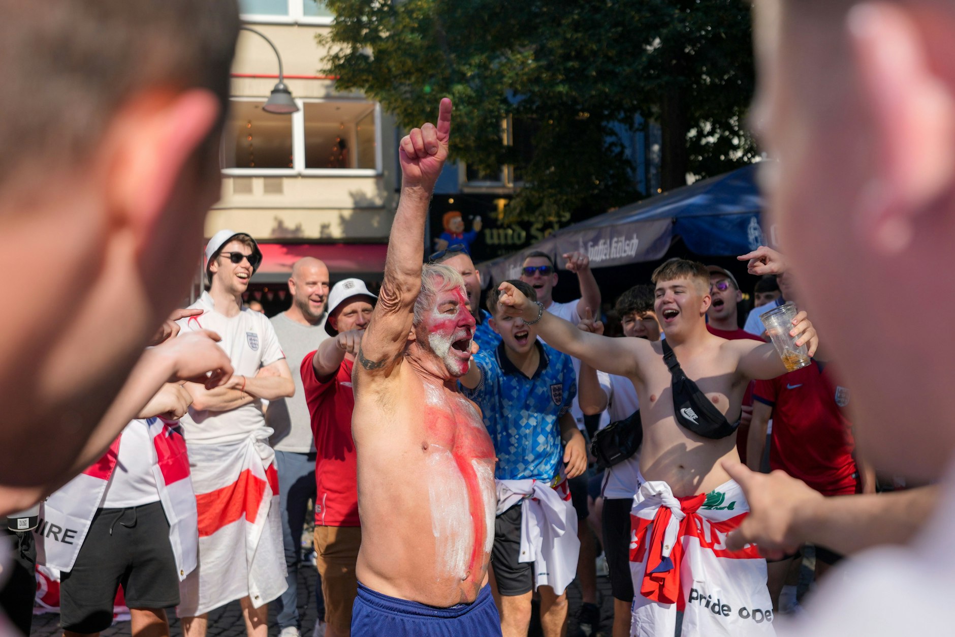Englische Fußballfans beim Spiel ihrer Mannschaft gegen Slowenien: Sicher wird es beim Finale in Berlin ähnlich aussehen?
