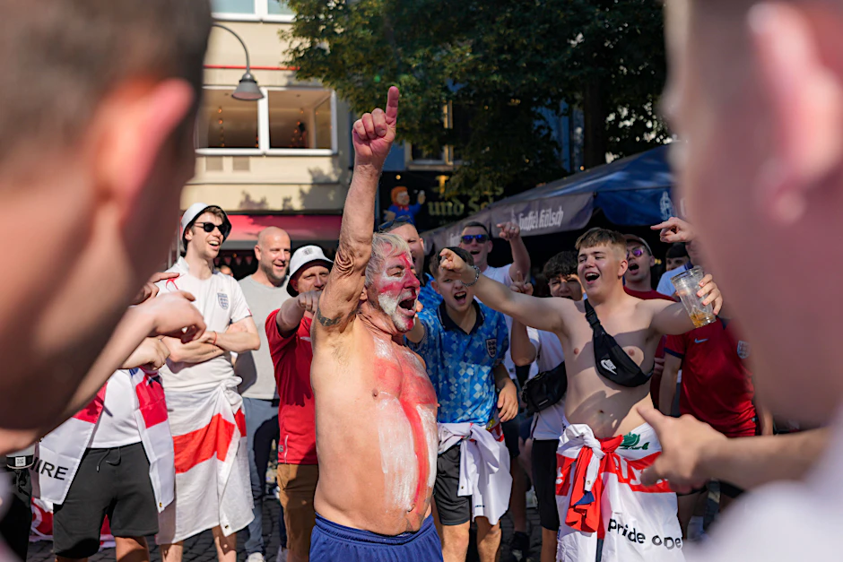 Englische Fußballfans beim Spiel ihrer Mannschaft gegen Slowenien: Sicher wird es beim Finale in Berlin ähnlich aussehen?