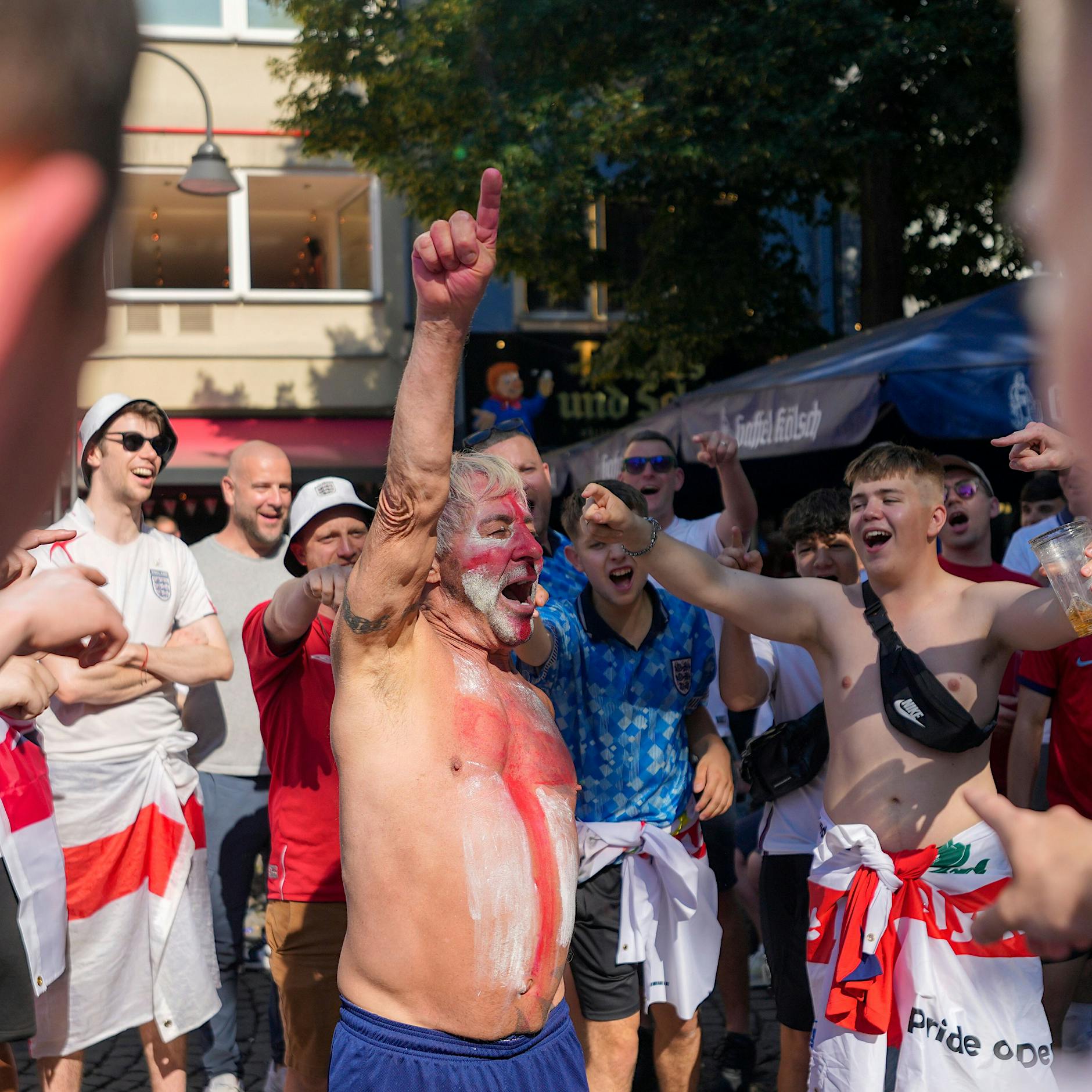 EM-Finale in Berlin: „Wir haben ein Vermögen hier gelassen“ – England-Fans