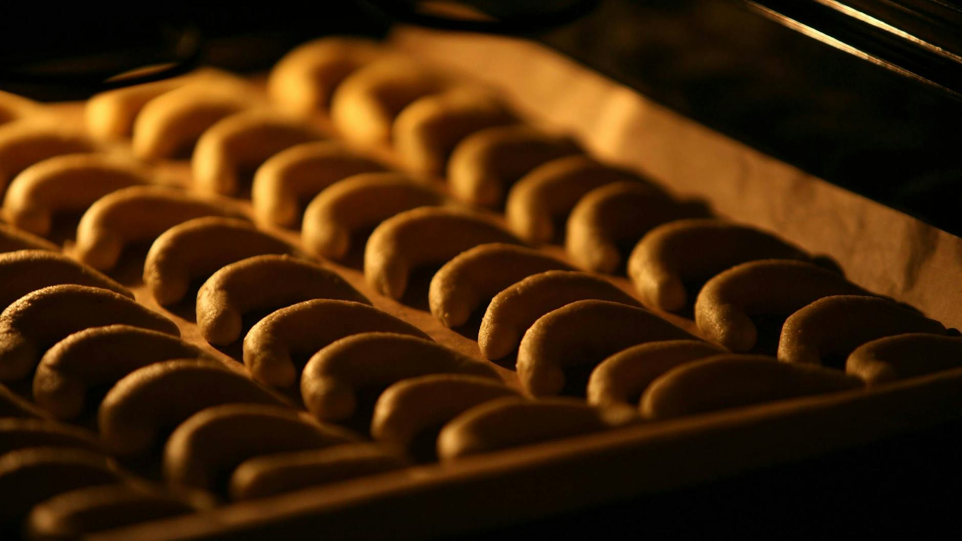 Kekse wie diese Vanillekipferl fühlen sich bei Heißluft in der Regel wohler.