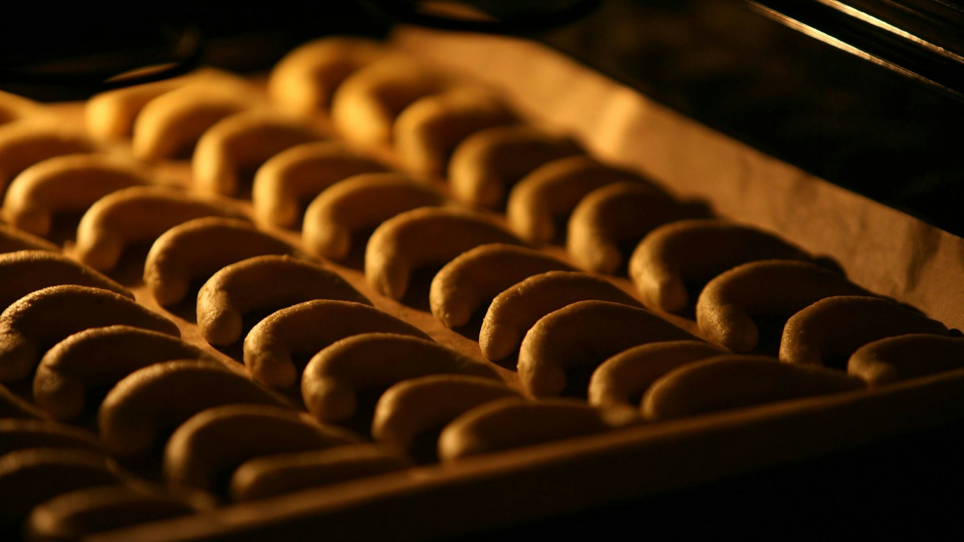 Kekse wie diese Vanillekipferl fühlen sich bei Heißluft in der Regel wohler.