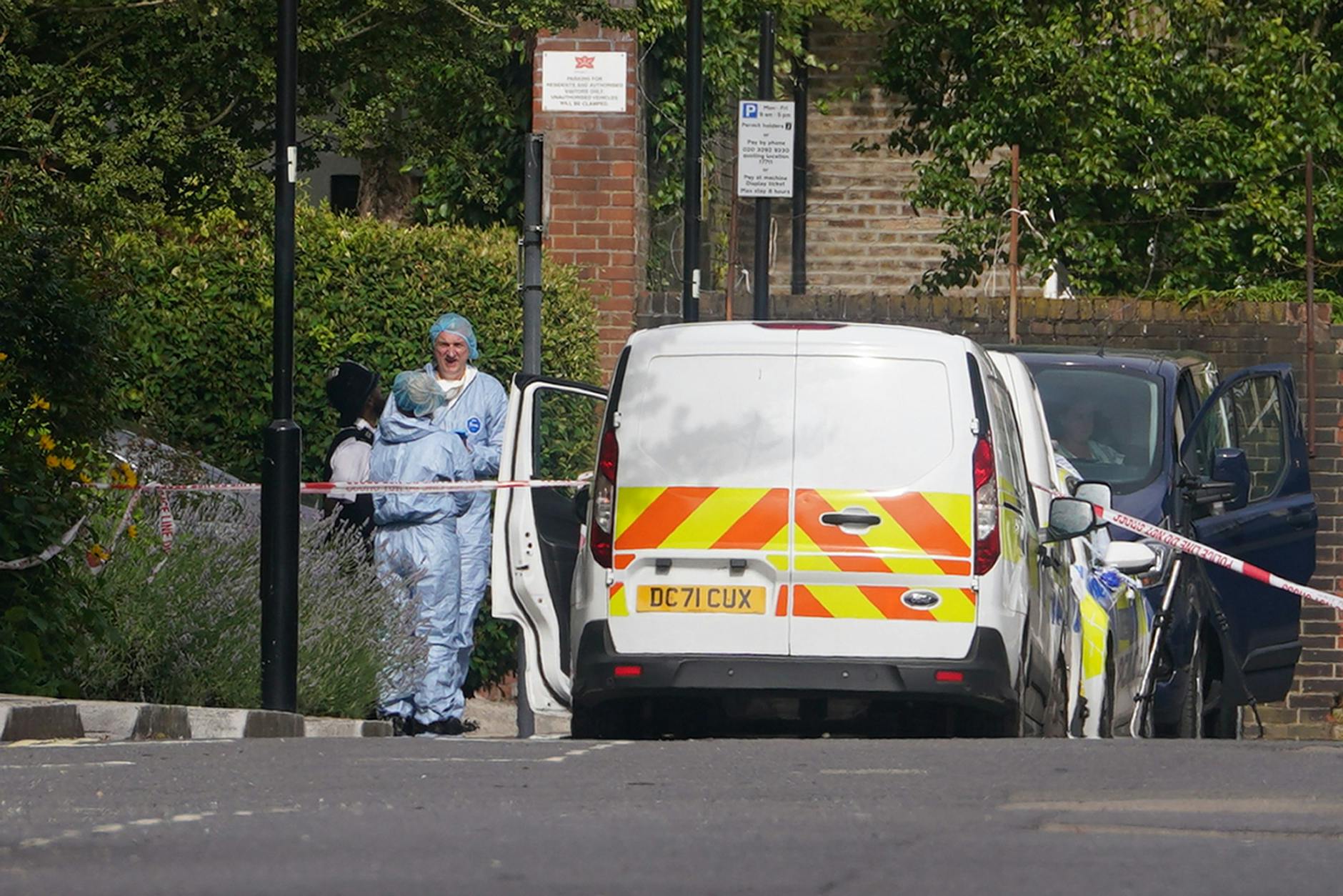 Leichenteile in Koffern gefunden: Polizei und Gerichtsmediziner an einer Adresse in Shepherd's Bush.