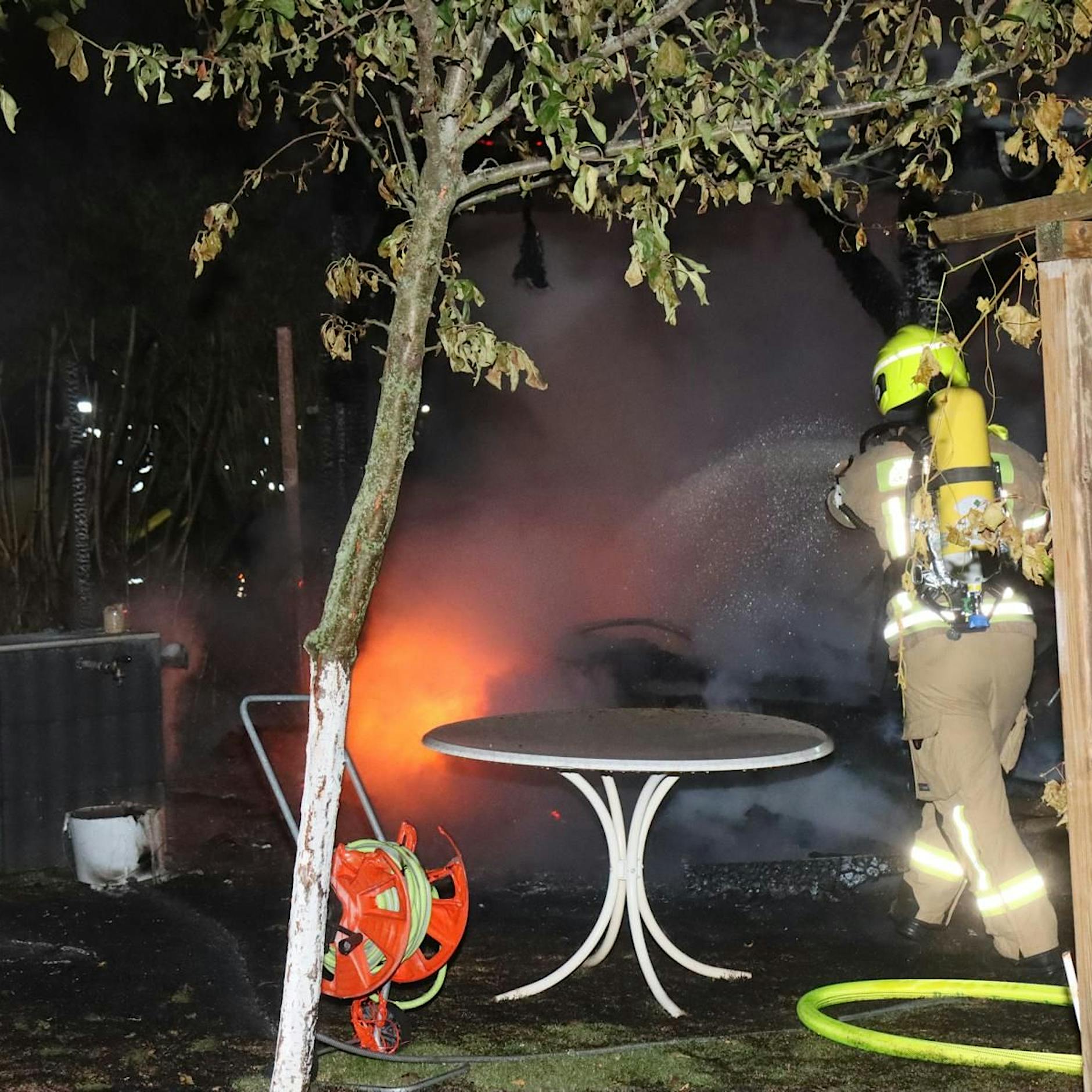 Berlin-Britz: Anbau von Einfamilienhaus brennt lichterloh
