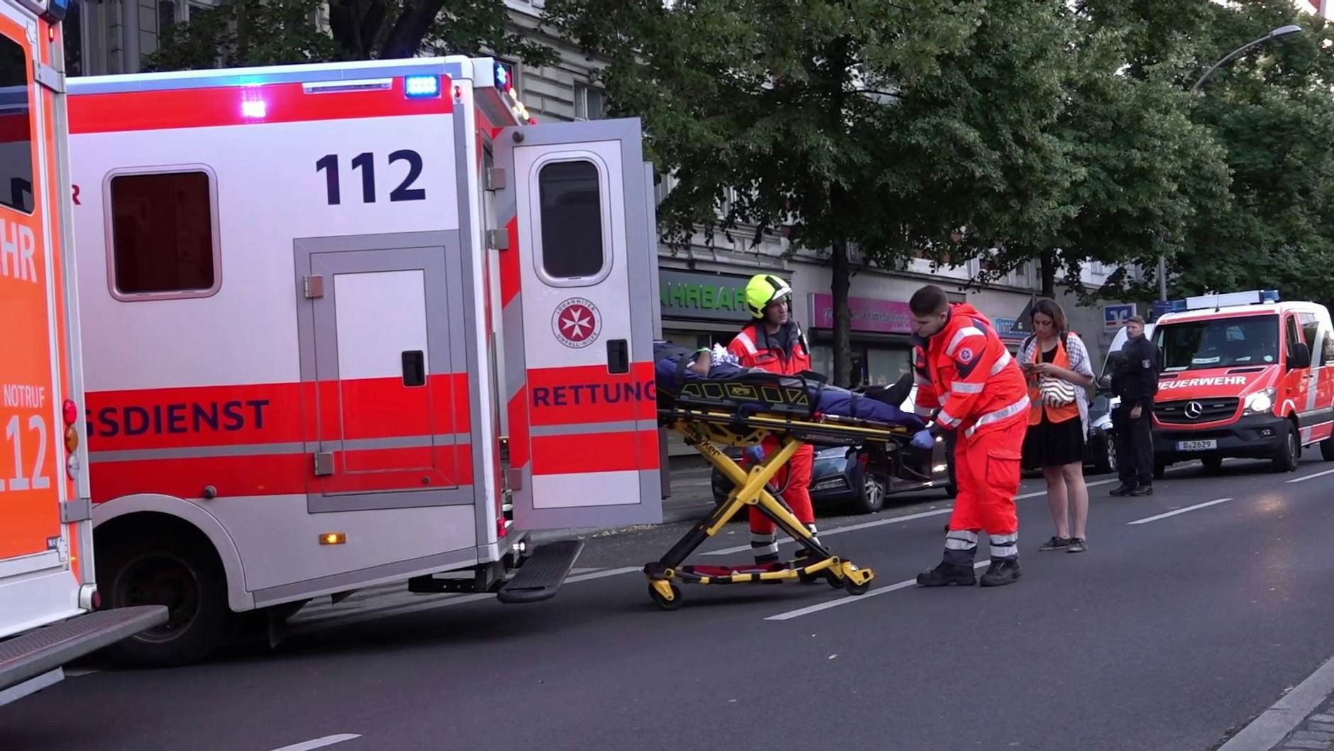 Rettungskräfte sind nach der propalästinensischen Demonstration im Einsatz. Bei der Auflösung der Demonstration durch die Polizei sind acht Menschen verletzt worden.&nbsp;&nbsp;