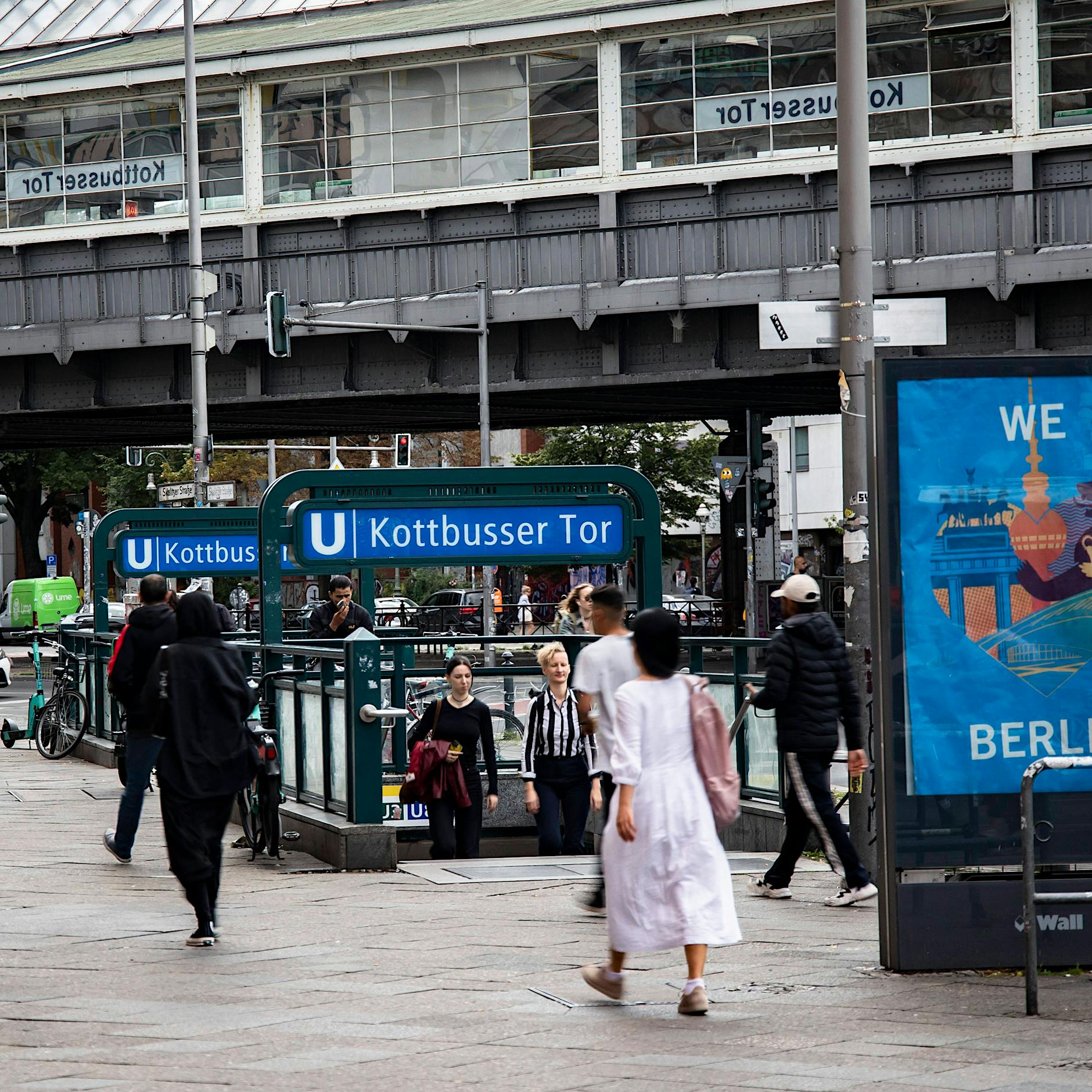 Berlin-Kreuzberg, Kottbusser Tor: 18-Jähriger in den Rücken gestochen – schwer verletzt