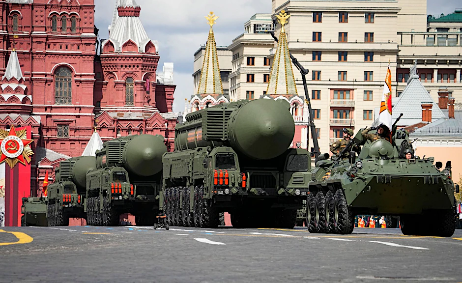 Russische ballistische RS-24 Yars-Raketen werden bei einer Militärparade durch Moskau gefahren.&nbsp;