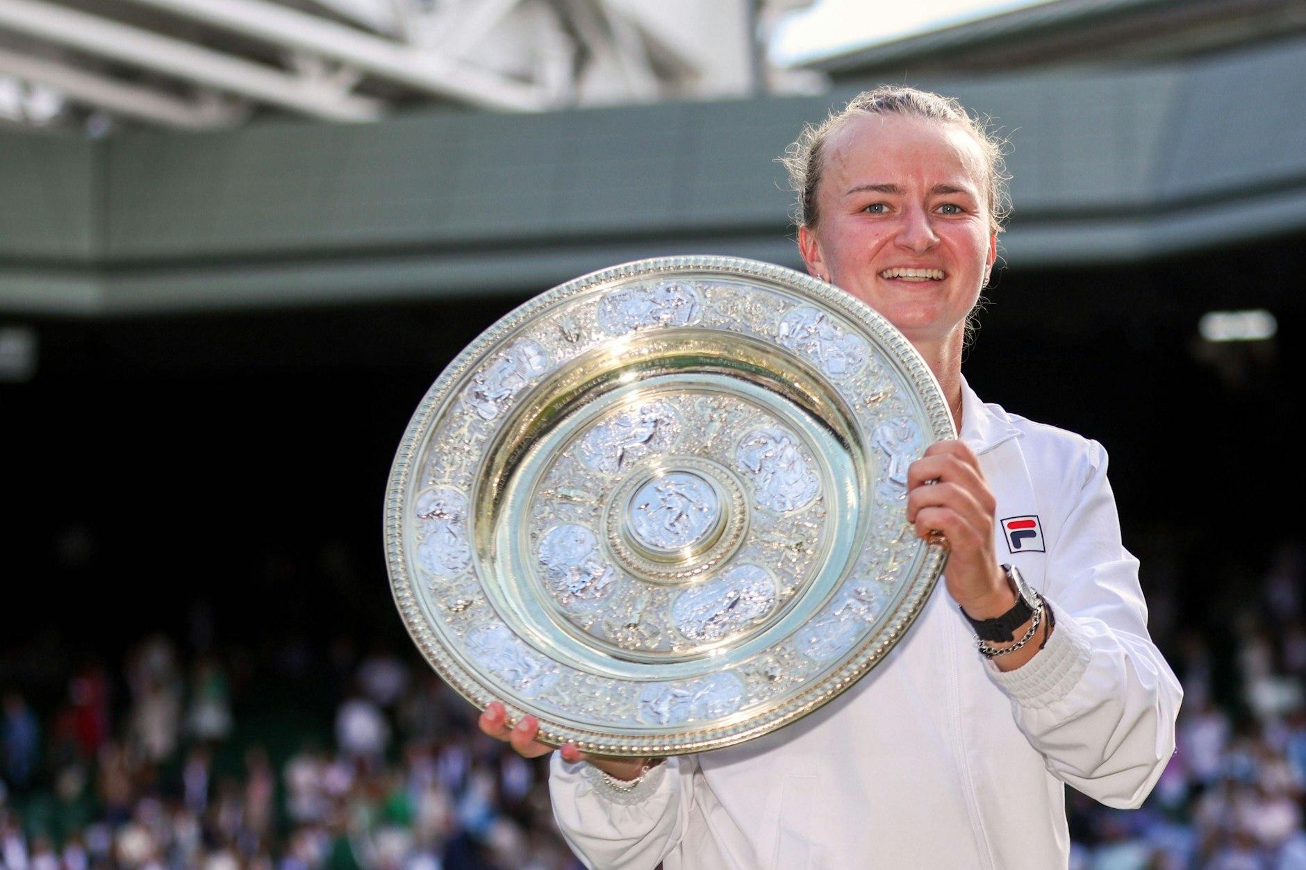 Barbora Krejcikova präsentiert die Siegestrophäe des Grand-Slam-Turniers in Wimbledon.