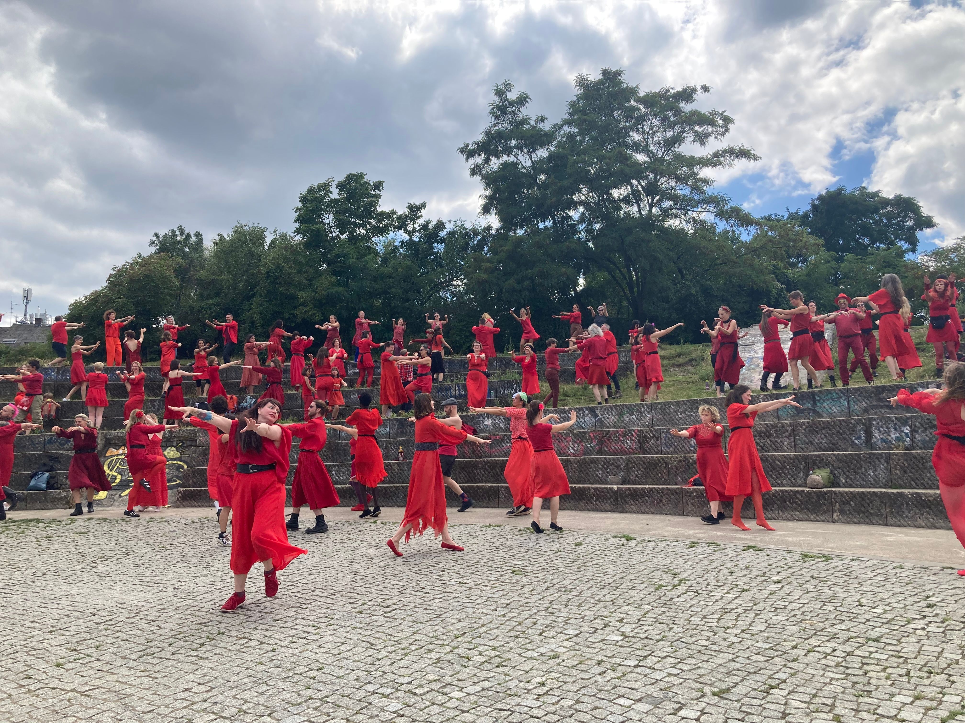 Görlitzer Park: Berliner tanzen zu Kult-Hit von Kate Bush