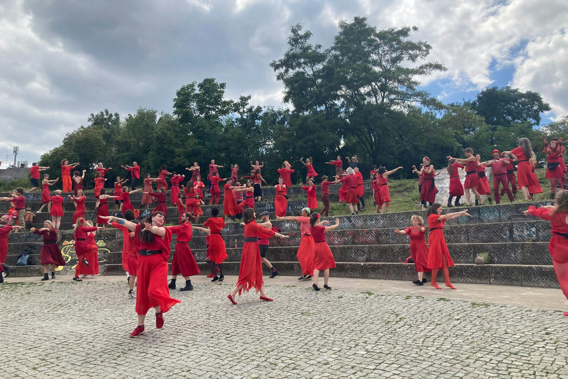 Etwa 150 Kate-Bush-Fans tanzen im Görlitzer Park. Organisatorin Samantha Wareing leitet die Choreografie.