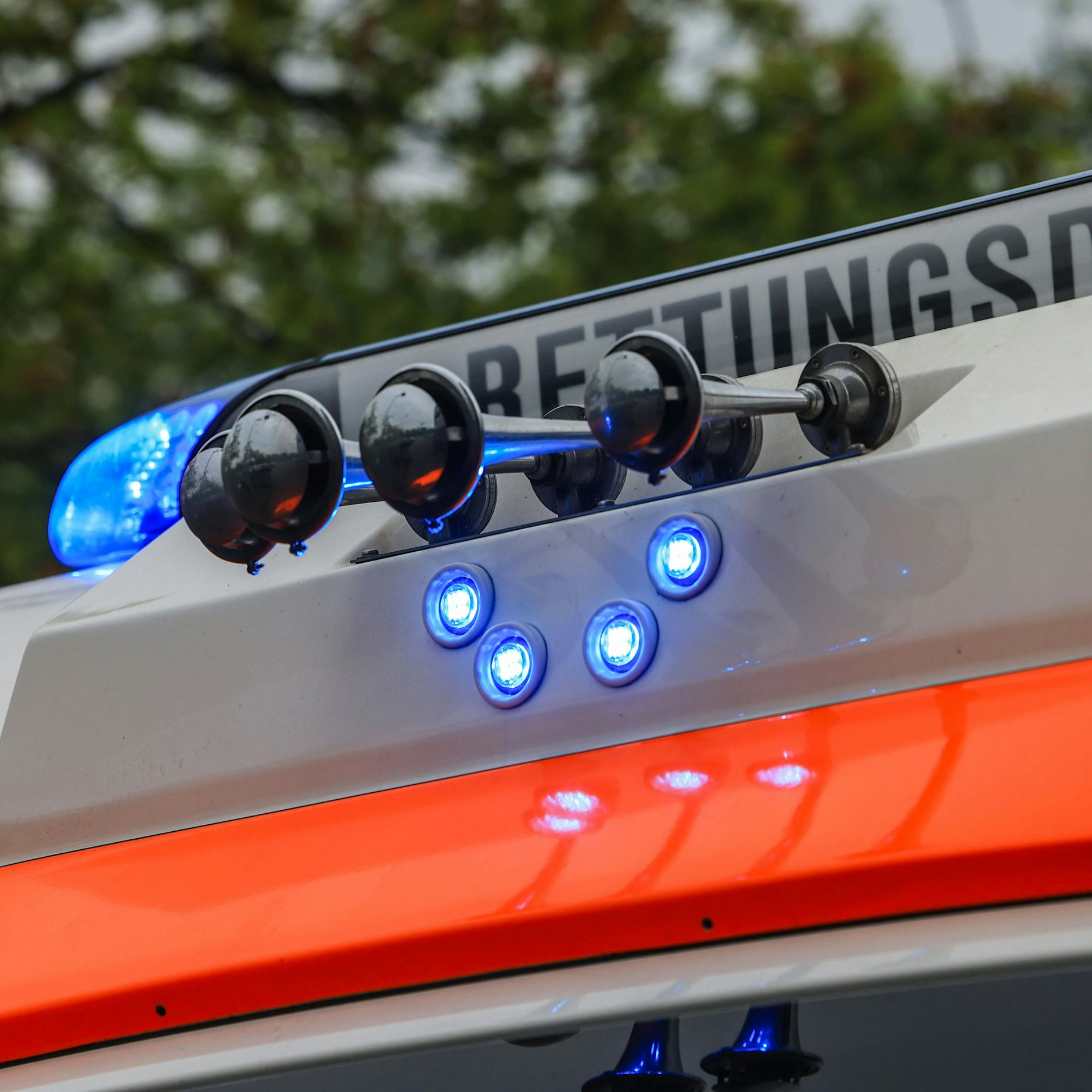 Einjähriges Kind fällt aus Fenster – Passant fängt ihn auf