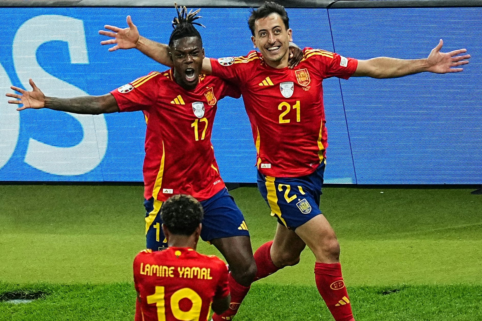 Spaniens Mikel Oyarzabal jubelt nach seinem Tor zum 2-1 Endstand mit Nico Williams und Lamine Yamal.