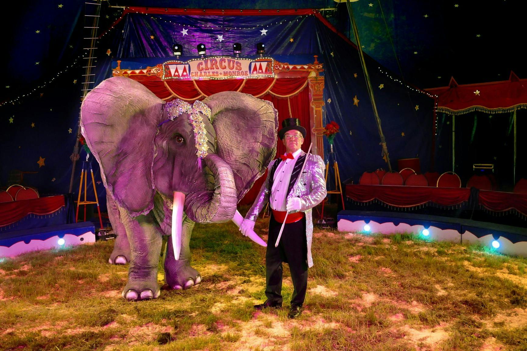 Der Elefant im Circus Monroe ist nicht echt - drinnen stecken zwei Menschen, die ihm Leben einhauchen.