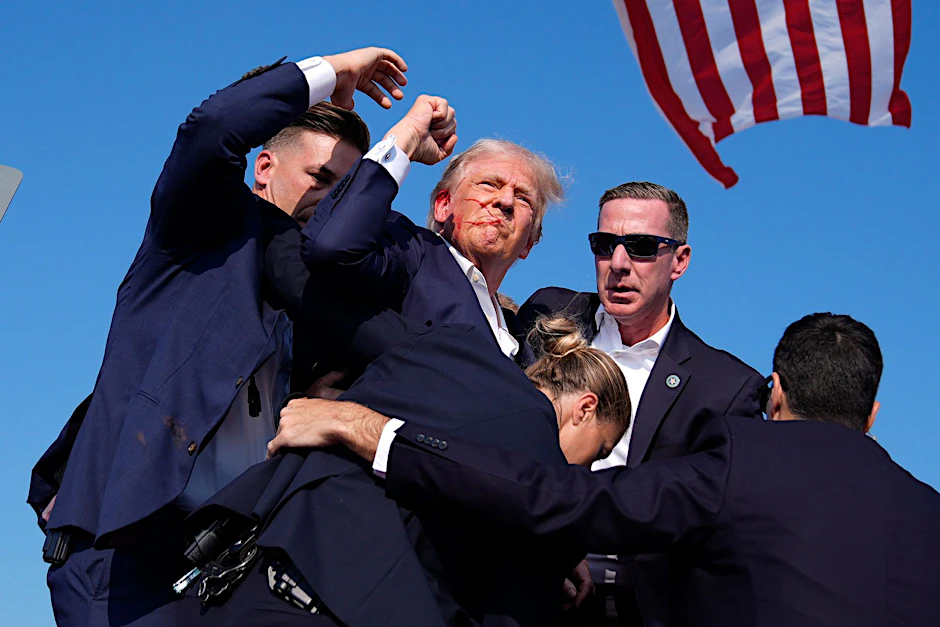 Mann mit Machtinstinkt: Donald Trump Sekunden nach einem versuchten Mordanschlag im Juli 2024.